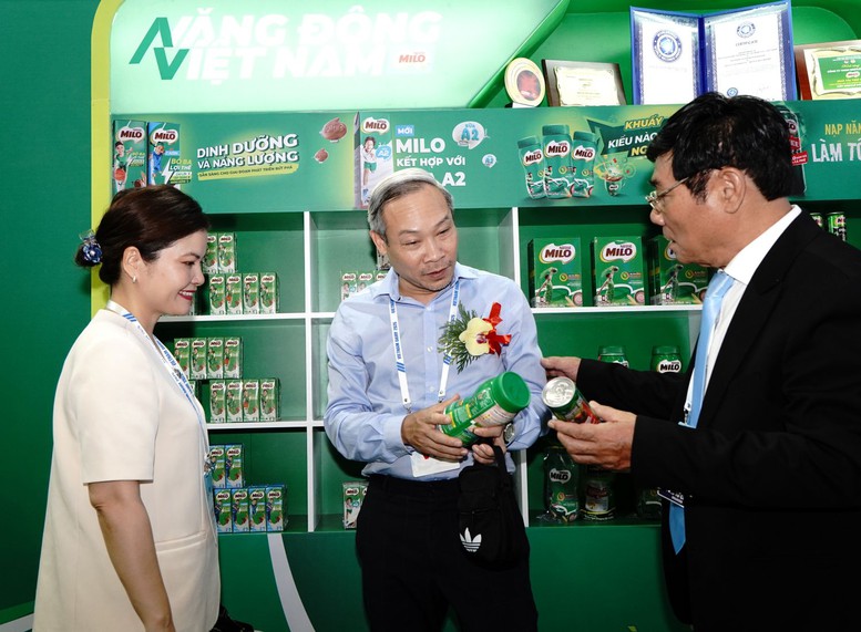 Đại biểu tham quan gian h&agrave;ng của Nestl&eacute; MILO tại Triển l&atilde;m quốc tế ng&agrave;nh sữa 2026.