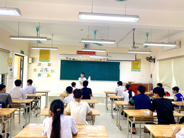 Gi&aacute;m thị coi thi phổ biến nội quy đến c&aacute;c em học sinh tại điểm thiTrường THCS Hồng H&agrave;. X&atilde; &Ocirc; Di&ecirc;n.Ảnh: VGP