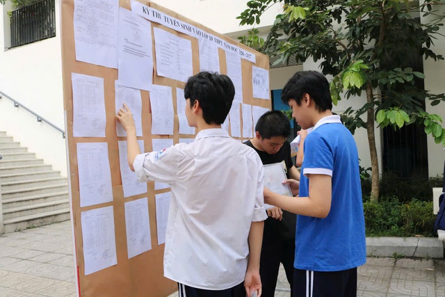 Th&iacute; sinh tập trung tại khu vực ni&ecirc;m yết danh s&aacute;ch trước khi l&ecirc;n ph&ograve;ng thi nghe phố biến nội quy, quy chế thi.Ảnh: Nguyễn Ho&agrave;i