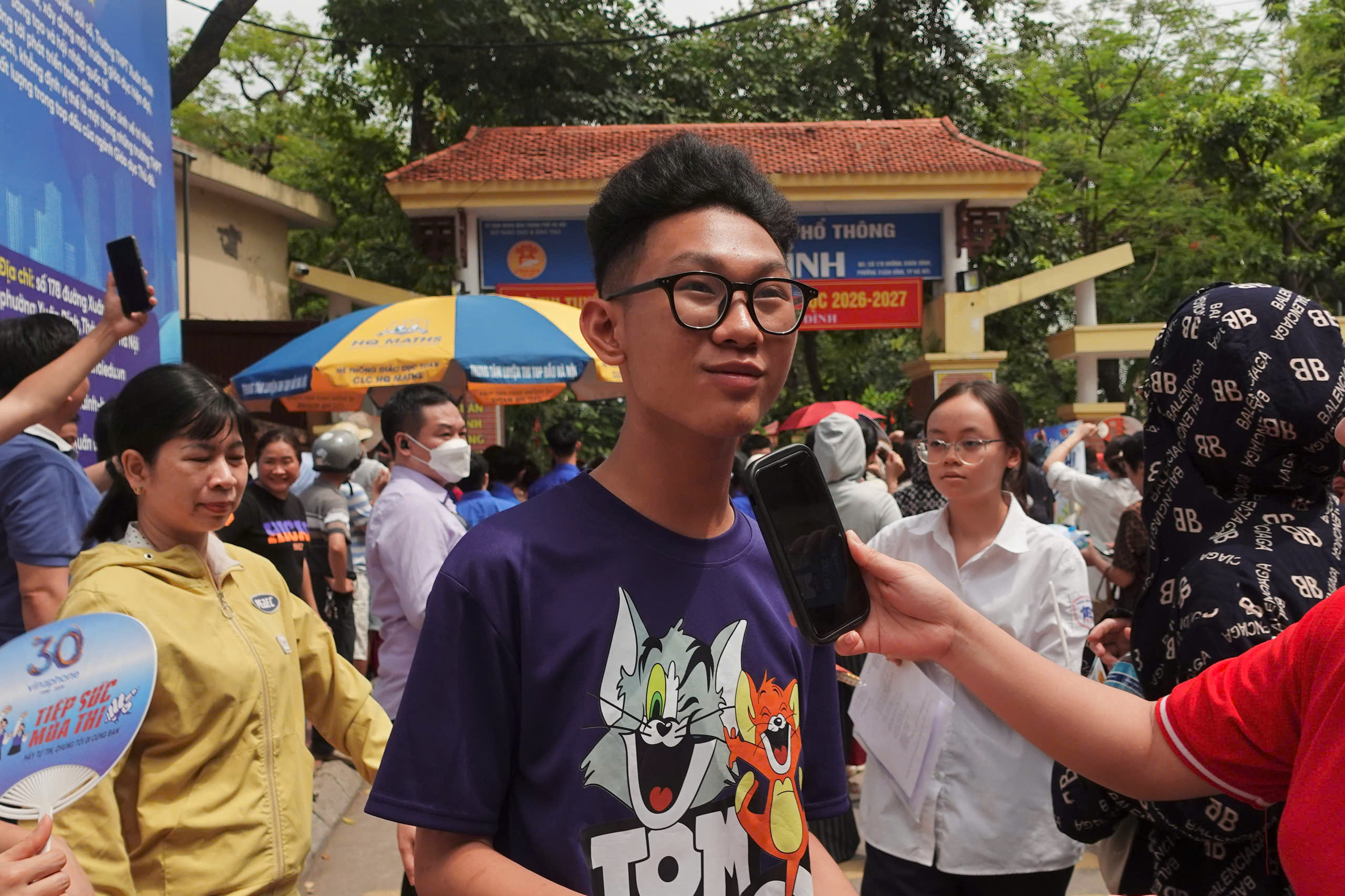 L&agrave; một trong những th&iacute; sinh đầu ti&ecirc;n bước ra khỏi ph&ograve;ng thi tại điểm thi Trường THPT Xu&acirc;n Đỉnh, em Gia Huy nhận x&eacute;t: &ldquo;Đề văn năm nay sử dụng ngữ liệu từ b&agrave;i thơ Trăng trong rừng v&agrave; những đứa trẻ của t&aacute;c giả Thanh Thảo, em thấy đề kh&aacute; vừa sức&rdquo;.