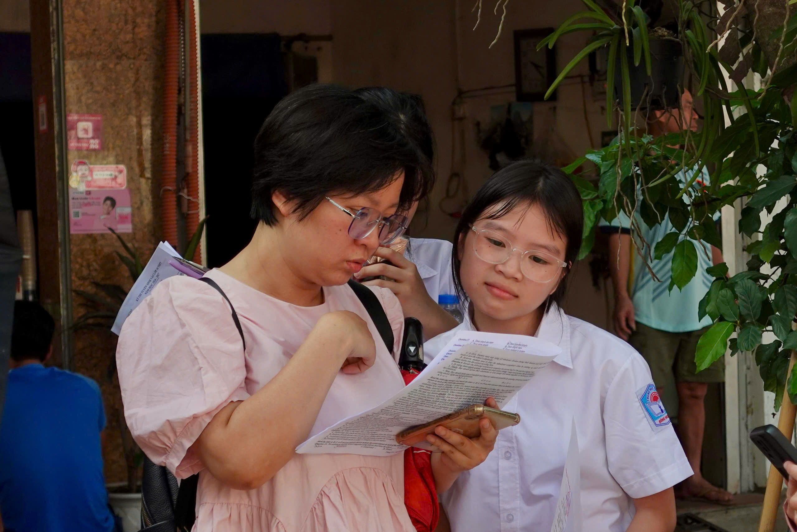 Th&iacute; sinh Ho&agrave;ng Hương Giang c&ugrave;ng gi&aacute;o vi&ecirc;n chữa đề v&agrave; đ&aacute;nh gi&aacute; b&agrave;i l&agrave;m sau khi ho&agrave;n th&agrave;nh m&ocirc;n Ngoại ngữ
