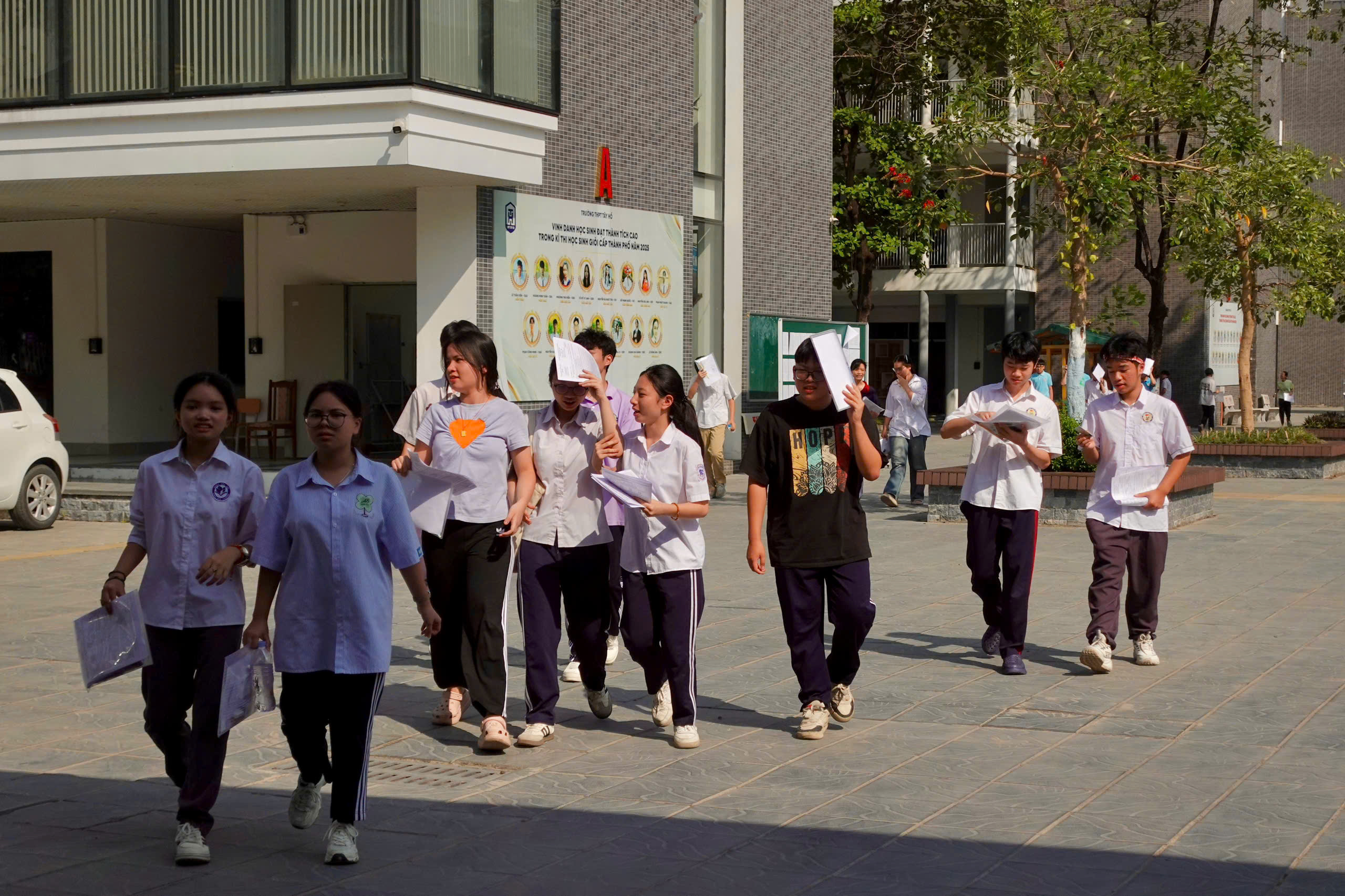 C&aacute;c th&iacute; sinh tại điểm thi Trường THPT T&acirc;y Hồ rời ph&ograve;ng thi sau khi ho&agrave;n th&agrave;nh b&agrave;i thi m&ocirc;n Ngoại ngữ chiều 30/5
