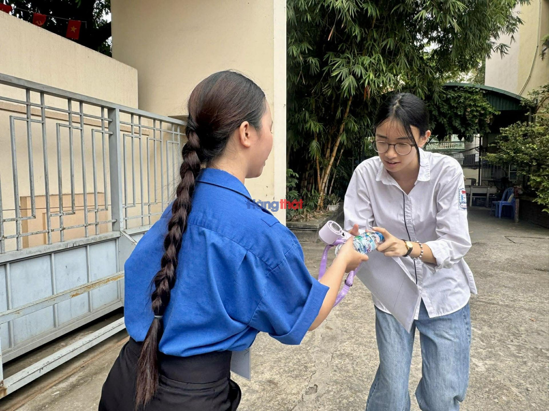 Dưới thời tiết nắng n&oacute;ng đầu h&egrave;, lực lượng t&igrave;nh nguyện vi&ecirc;n tại điểm thi Trường THPT Xu&acirc;n Đỉnh li&ecirc;n tục hỗ trợ nước uống v&agrave; hướng dẫn phụ huynh, th&iacute; sinh, tạo h&igrave;nh ảnh đẹp trong m&ugrave;a thi lớp 10 năm nay.