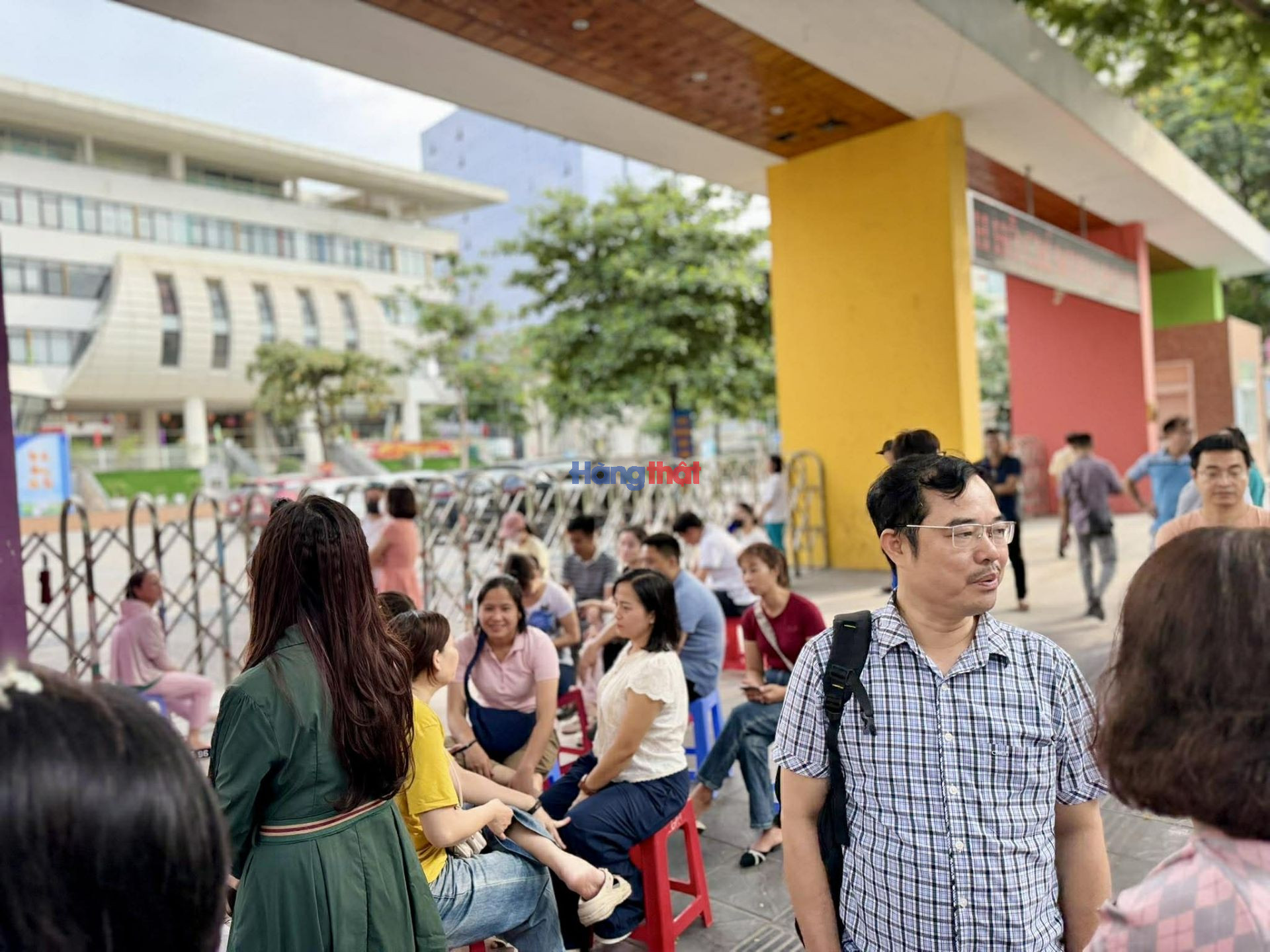 Nhiều phụ huynh đứng k&iacute;n khu vực trước cổng điểm thi Trường THPT Mỹ Đ&igrave;nh tại cơ sở THCS Mỹ Đ&igrave;nh từ s&aacute;ng sớm. D&ugrave; con đ&atilde; v&agrave;o ph&ograve;ng thi, kh&ocirc;ng &iacute;t người vẫn lựa chọn ở lại chờ đợi v&igrave; hồi hộp trước kỳ thi c&oacute; t&iacute;nh cạnh tranh cao.