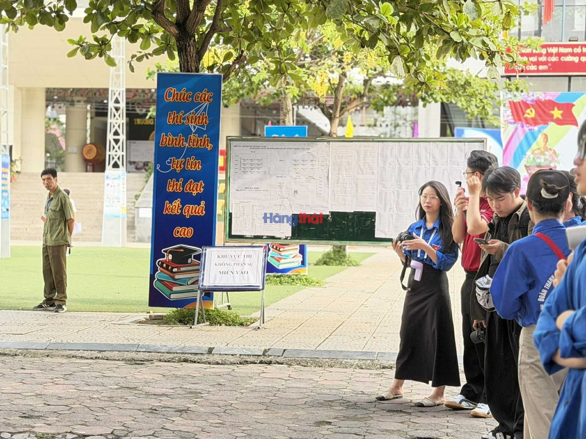 Ghi nhận c&aacute;c th&iacute; sinh v&agrave; t&igrave;nh nguyện vi&ecirc;n tại 2 điểm trường THPT Mỹ Đ&igrave;nh v&agrave; THPT L&ecirc; Qu&yacute; Đ&ocirc;n - H&agrave; Nội