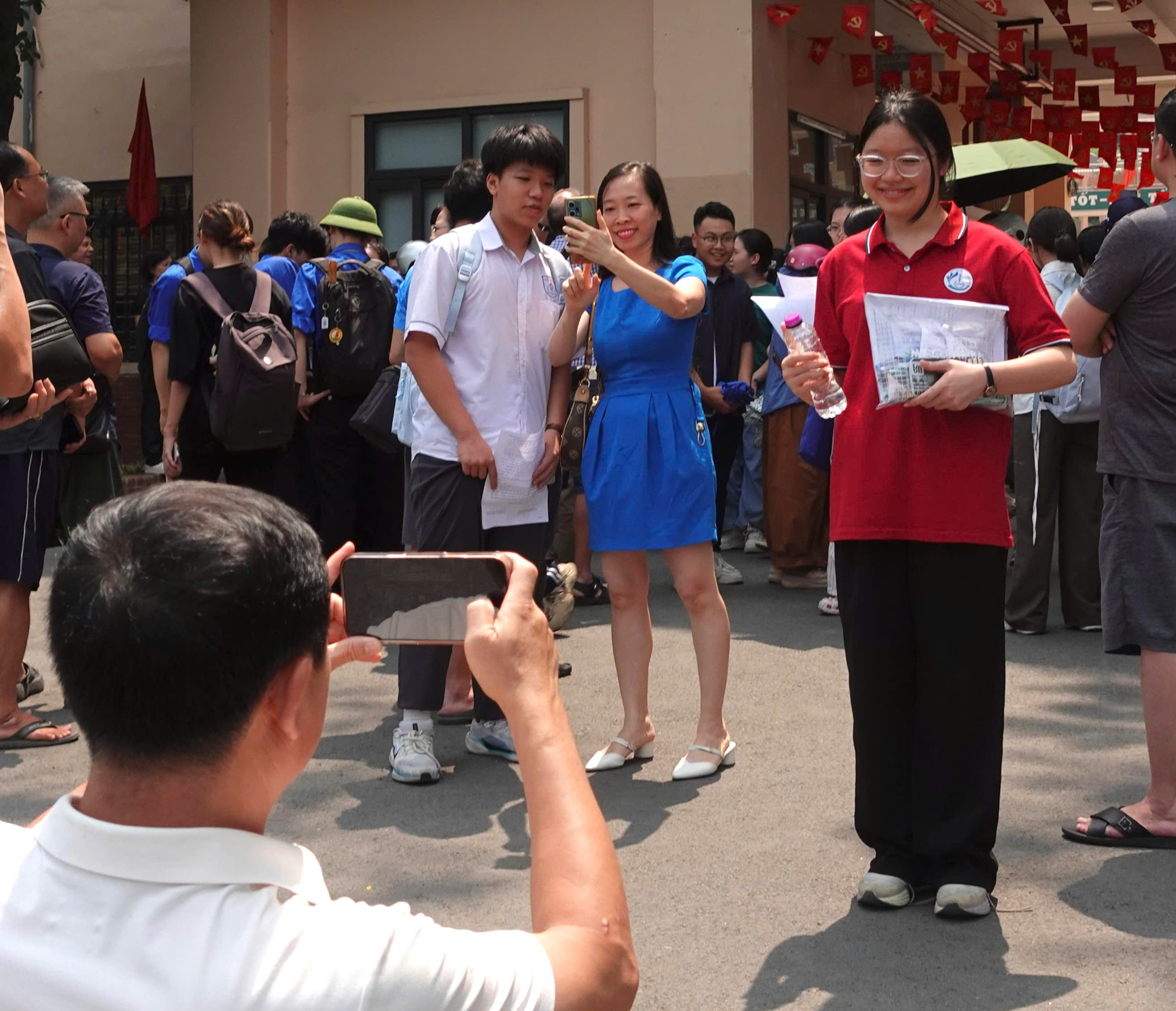Phụ huynh tranh thủ ghi lại những khoảnh khắc đ&aacute;ng nhớ c&ugrave;ng con sau khi kết th&uacute;c kỳ thi tuyển sinh v&agrave;o lớp 10 THPT c&ocirc;ng lập