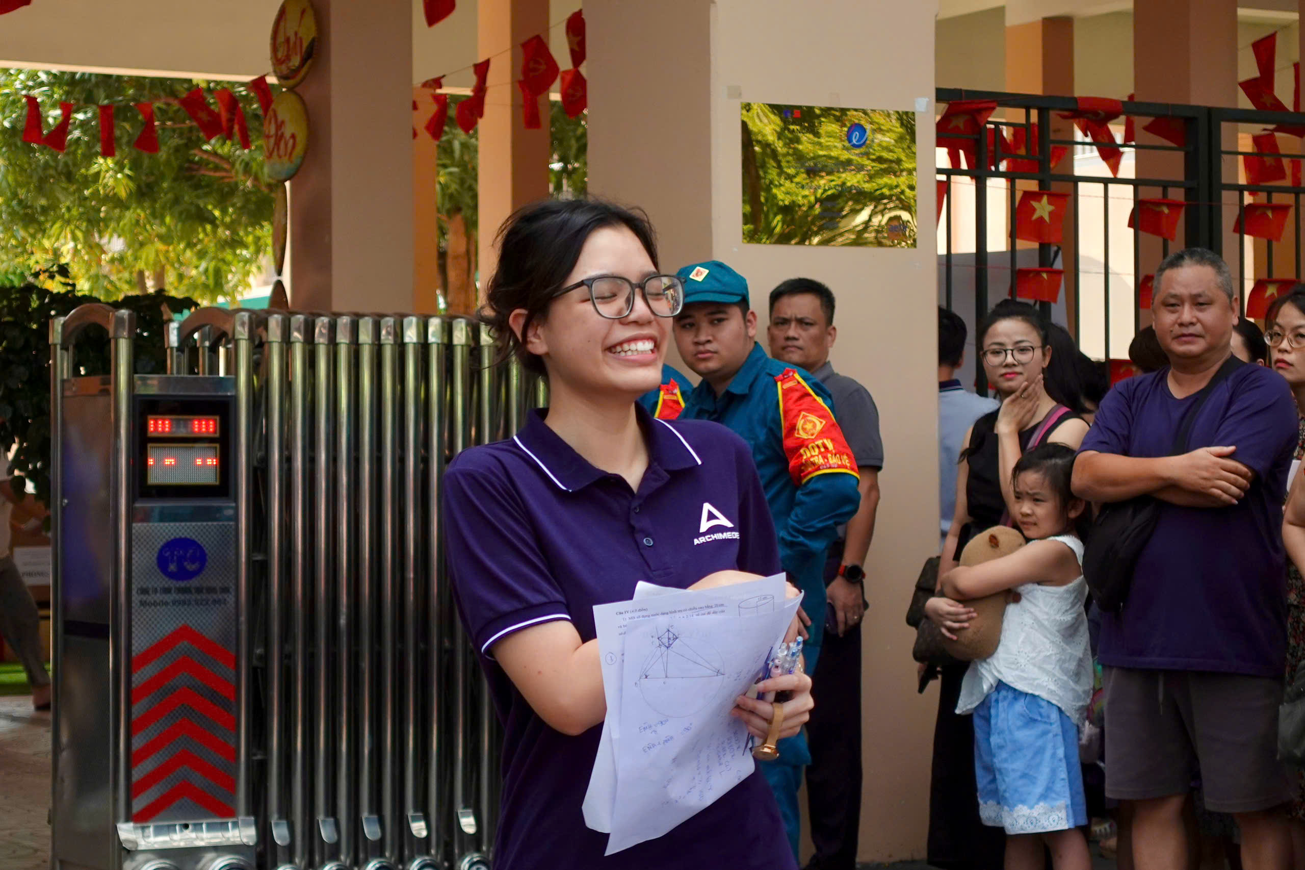 C&aacute;c th&iacute; sinh rời điểm thi THCS L&ecirc; Qu&yacute; Đ&ocirc;n với nụ cười rạng rỡ sau khi ho&agrave;n th&agrave;nh m&ocirc;n thi cuối c&ugrave;ng của kỳ thi tuyển sinh v&agrave;o lớp 10 THPT c&ocirc;ng lập năm học 2026-2027