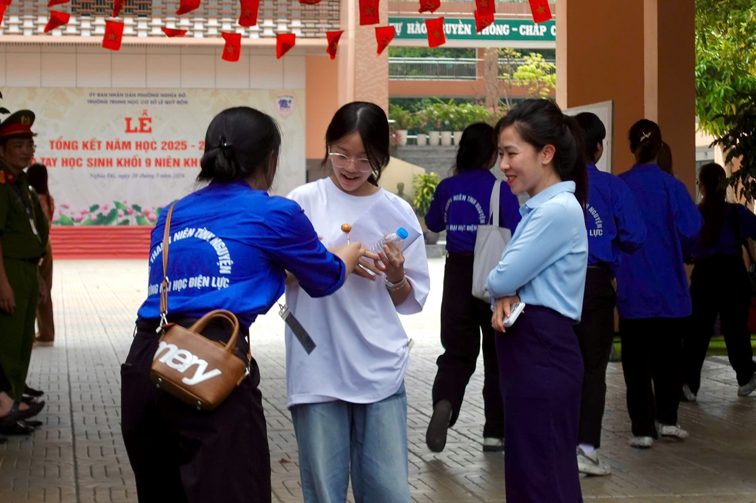 Th&iacute; sinh đầu ti&ecirc;n rời ph&ograve;ng thi tại điểm thi THCS L&ecirc; Qu&yacute; Đ&ocirc;n sau khi ho&agrave;n th&agrave;nh b&agrave;i thi m&ocirc;n To&aacute;n, s&aacute;ng 31/5