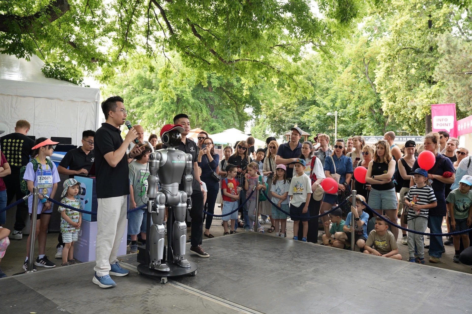 B&ecirc;n cạnh robot ho&agrave;n chỉnh, VinDynamics c&ograve;n trưng b&agrave;y c&aacute;c c&ocirc;ng nghệ cốt l&otilde;i như động cơ, b&agrave;n tay robot v&agrave; hệ thống AI do đội ngũ kỹ sư Việt Nam ph&aacute;t triển. Ảnh tổng hợp