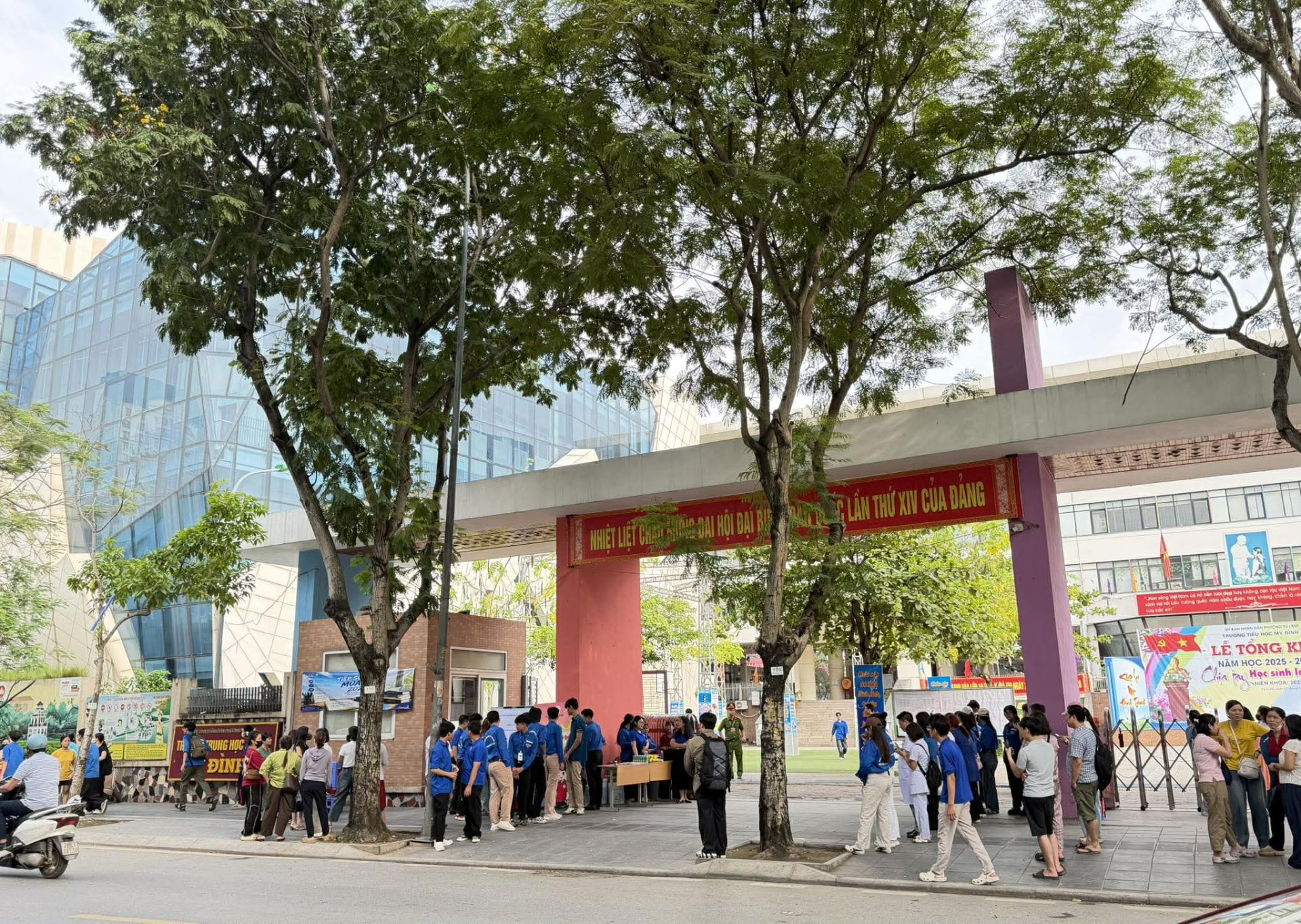Sau khi kết th&uacute;c kỳ thi v&agrave;o 10, h&agrave;ng chục ngh&igrave;n học sinh v&agrave; phụ huynh H&agrave; Nội đang bước v&agrave;o giai đoạn hồi hộp chờ điểm thi, điểm chuẩn