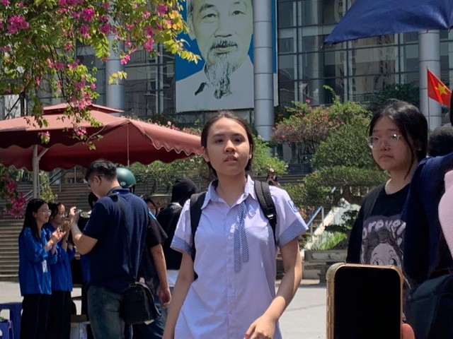 Th&iacute; sinh sau buổi thi m&ocirc;n Ngữ văn chuy&ecirc;n s&aacute;ng 1/6 tại điểm thi Trường THPT chuy&ecirc;n H&agrave; Nội &ndash; Amsterdam. Ảnh: Nguyễn Ho&agrave;i