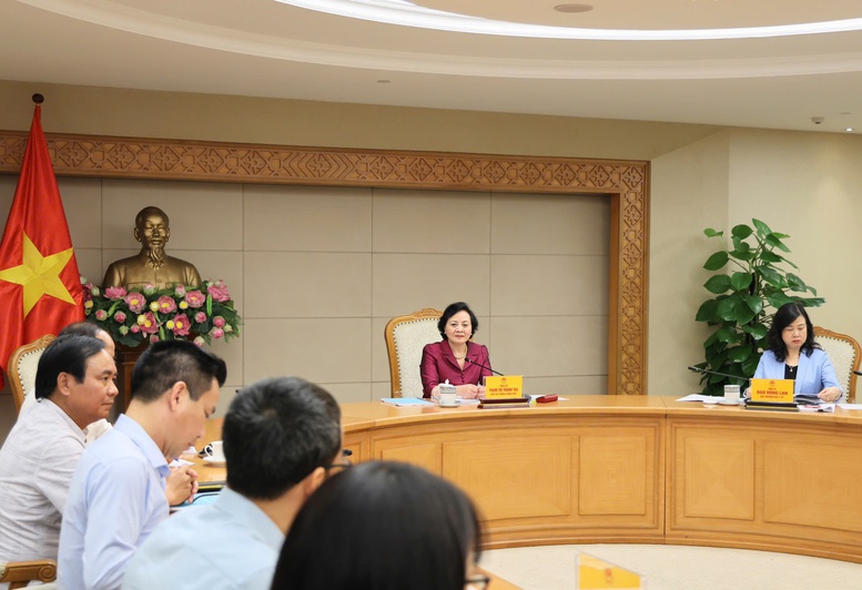Ph&oacute; Thủ tướng nhấn mạnh bảo vệ sức khỏe v&agrave; t&iacute;nh mạng nh&acirc;n d&acirc;n phải được đặt l&ecirc;n h&agrave;ng đầu - Ảnh: VGP/Thu Giang