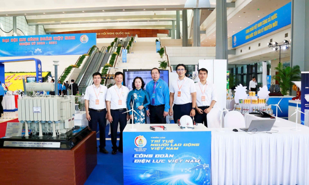 Mũ bảo hộ thông minh ứng dụng AI của EVNNPC được trưng bày tại Triển lãm chào mừng Đại hội XIV Công đoàn Việt Nam