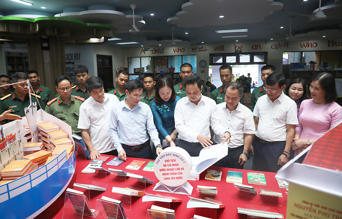Khai mạc Trưng bày tư liệu, nói chuyện chuyên đề “Hồ Chí Minh - Cuộc hành trình của thời đại”