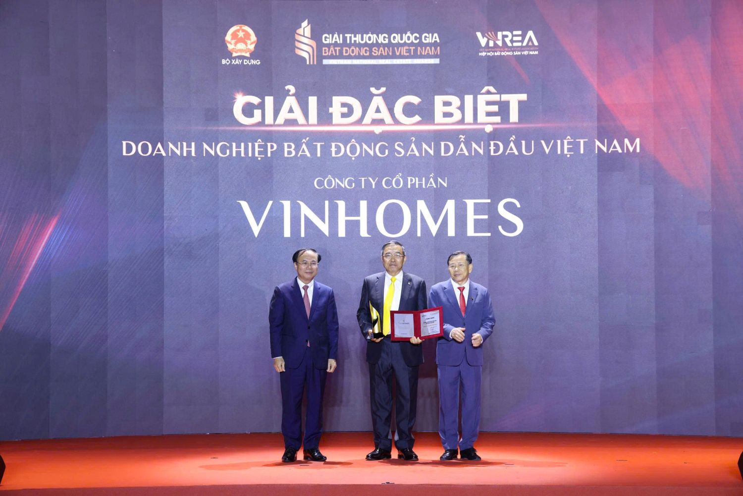 C&ocirc;ng ty Cổ phần Vinhomes được trao Giải đặc biệt "Doanh nghiệp bất động sản dẫn đầu Việt Nam"