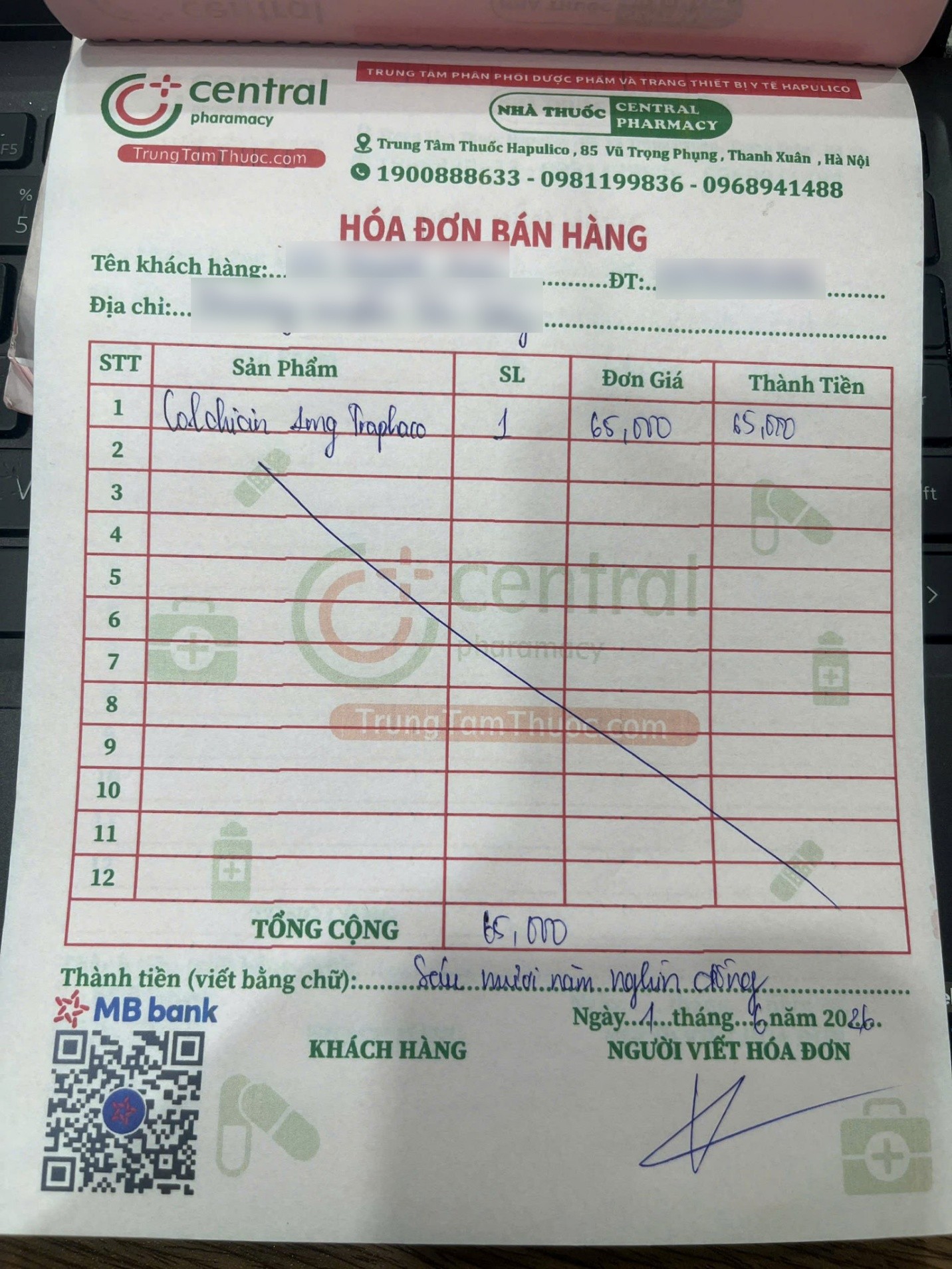 H&oacute;a đơn b&aacute;n h&agrave;ng viết tay của Nh&agrave; thuốc Ngọc Anh ghi nhận gi&aacute; thuốc Colchicin 1mg Traphaco l&agrave; 65.000 đồng/hộp