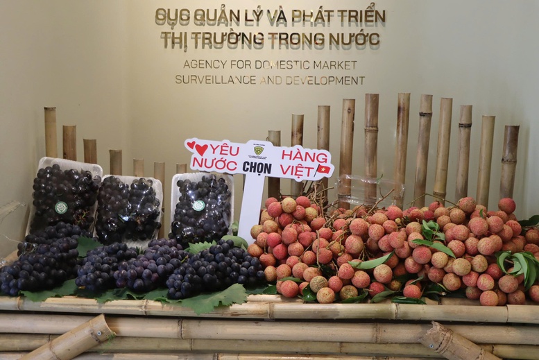 Hà Nội: Mở bán vải thiều, mỳ chũ Bắc Ninh ngay tại 'phố hàng hiệu' Tràng Tiền