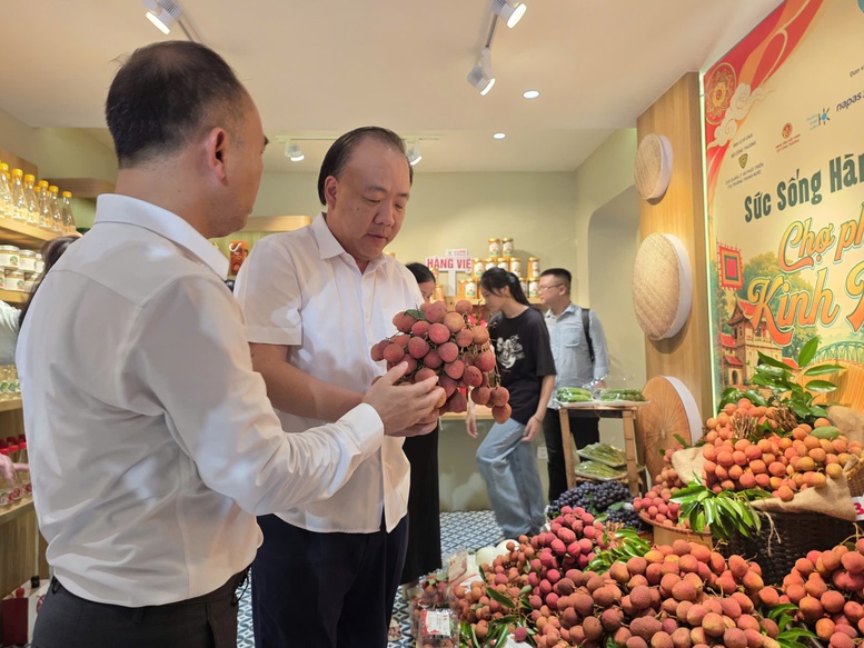 &Ocirc;ng Trần Hữu Linh, Cục trưởng Cục Quản l&yacute; v&agrave; Ph&aacute;t triển thị trường trong nước v&agrave; &ocirc;ng Nguyễn Thế Thi, Ph&oacute; Gi&aacute;m đốc Sở C&ocirc;ng Thương tỉnh Bắc Ninh tham quan gian h&agrave;ng trưng b&agrave;y, quảng b&aacute; vải thiều