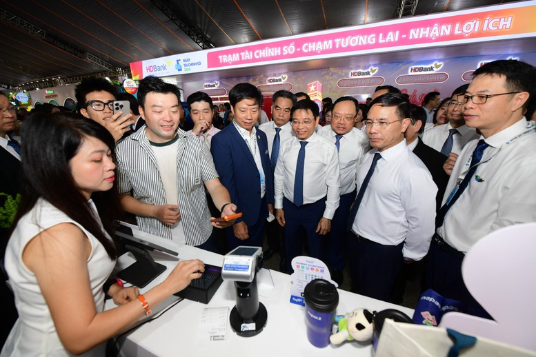 Ph&oacute; Thủ tướng Ch&iacute;nh phủ Nguyễn Văn Thắng c&ugrave;ng c&aacute;c đại biểu tham quan v&agrave; trải nghiệm dịch vụ thanh to&aacute;n số của c&aacute;c ng&acirc;n h&agrave;ng - Ảnh: Quang Định