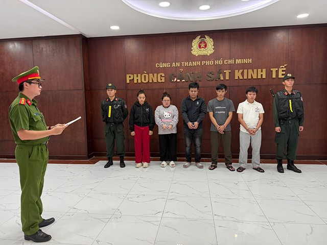 Triệt phá đường dây sản xuất hơn 23.000 đôi dép giả Nike, Adidas, Gucci, thu lợi hàng chục tỷ đồng