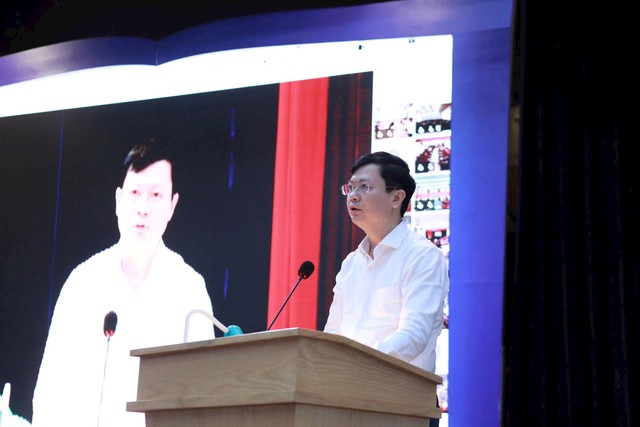 Gi&aacute;m đốc Sở GD&ĐT H&agrave; Nội Nguyễn Văn Hiền ph&aacute;t biểu chỉ đạo tại Hội nghị. Ảnh (HNMO)