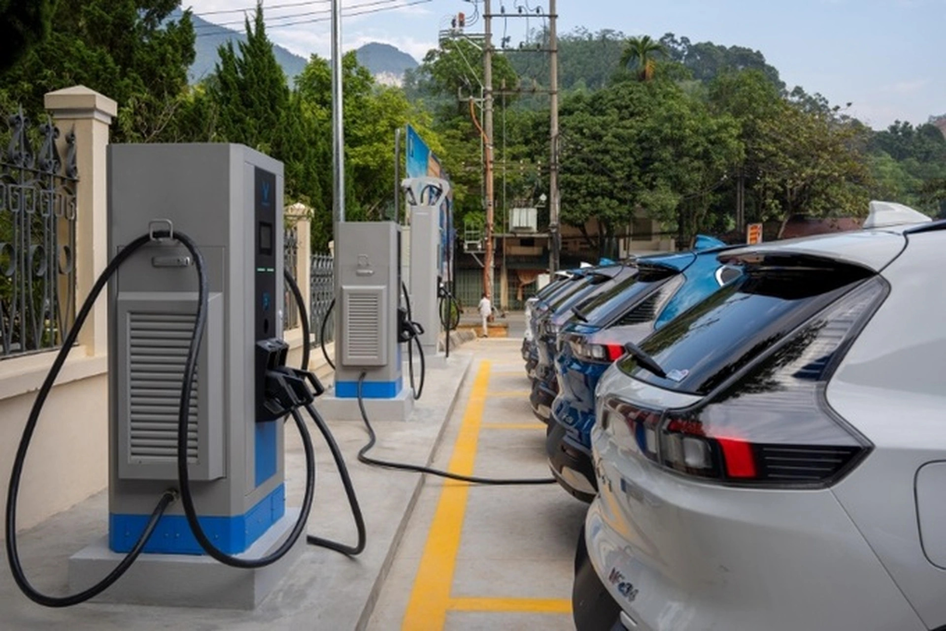 &Ocirc; t&ocirc; điện tiếp tục được miễn 100% lệ ph&iacute; trước bạ đến hết năm 2030. Ảnh minh hoạ