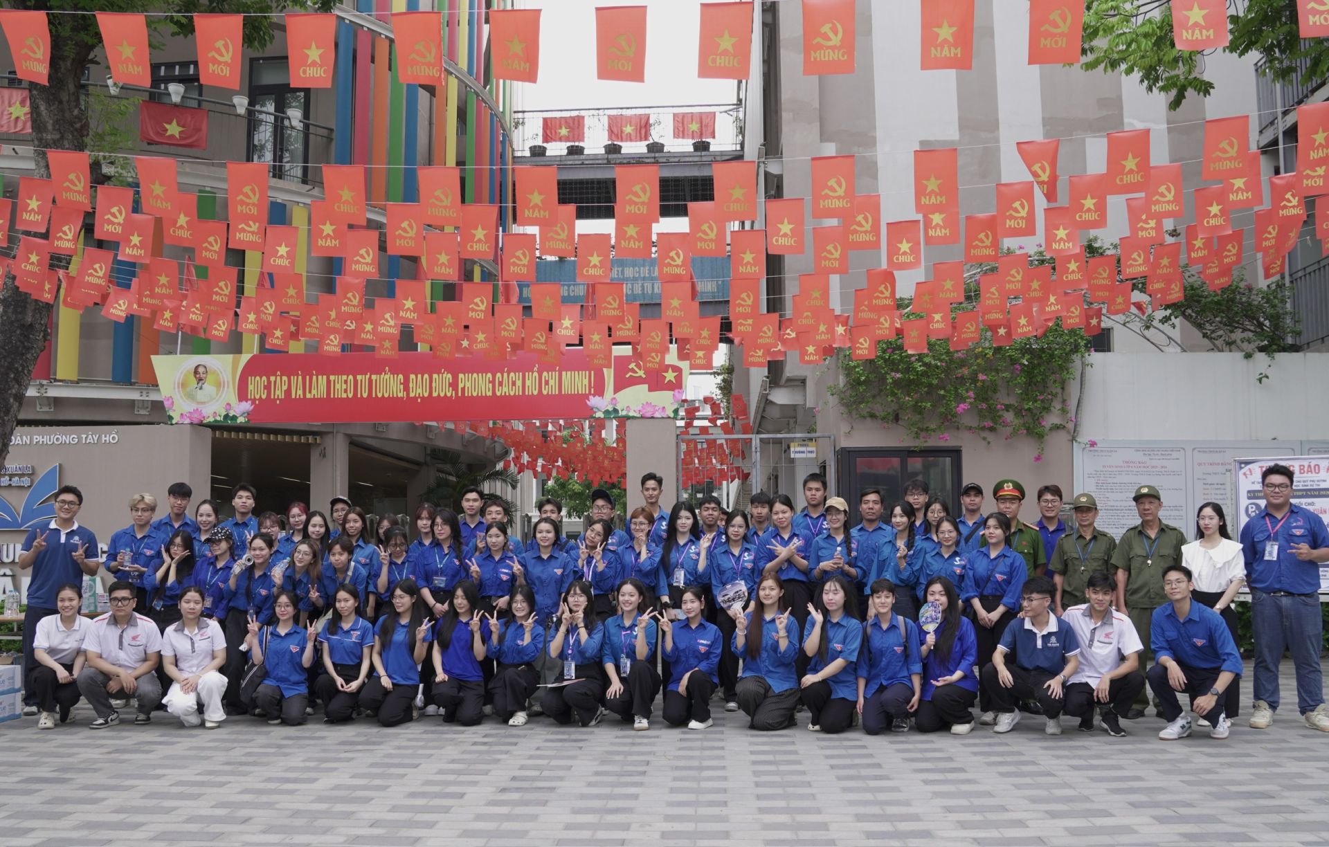 Lực lượng c&ocirc;ng an, c&aacute;n bộ coi thi v&agrave; thanh ni&ecirc;n t&igrave;nh nguyện c&oacute; mặt từ sớm tại điểm thi THCS Xu&acirc;n La để hỗ trợ, hướng dẫn th&iacute; sinh trong ng&agrave;y thi đầu ti&ecirc;n