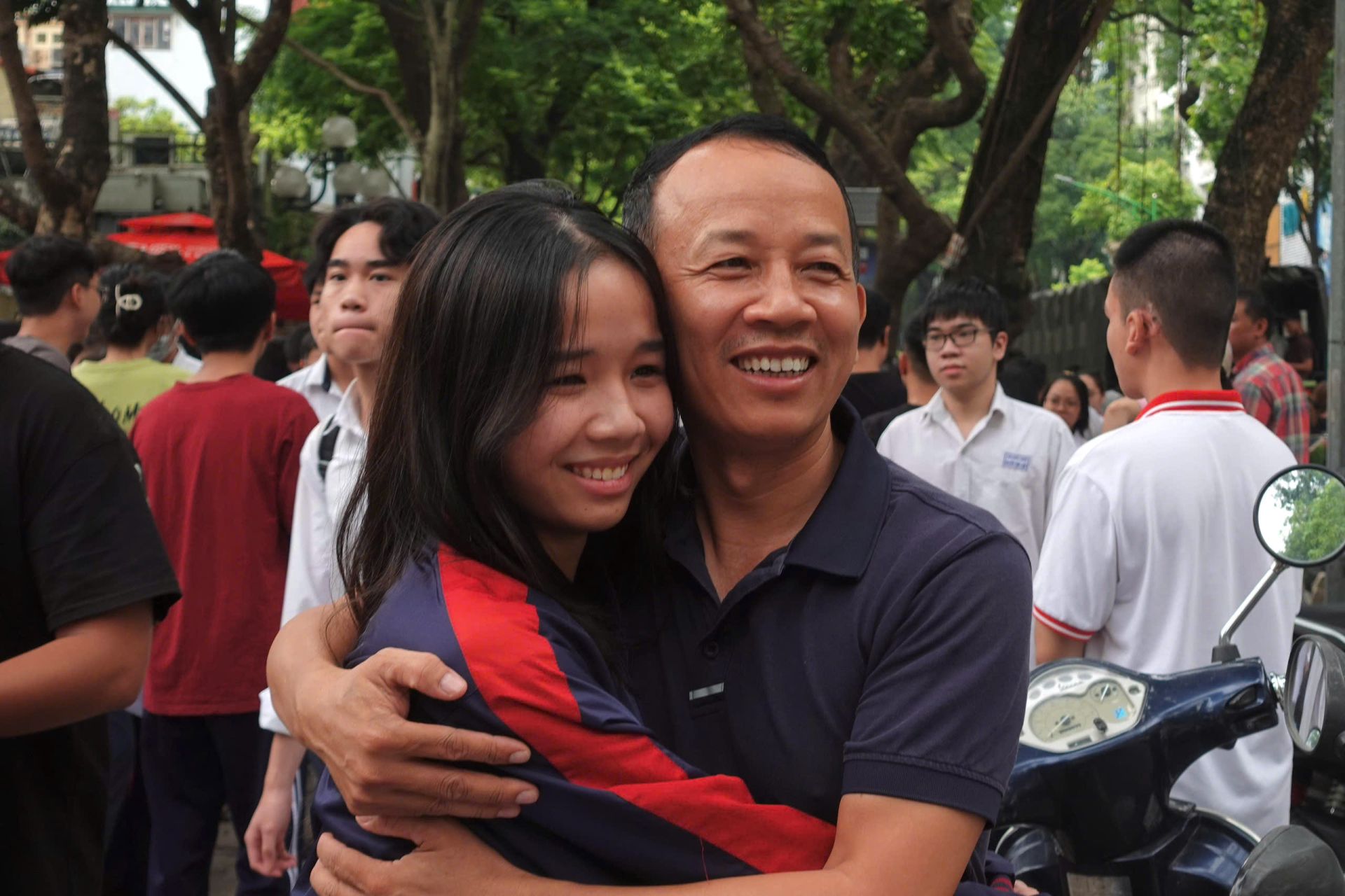 Th&iacute; sinh v&agrave; phụ huynh vui mừng gặp nhau sau khi kết th&uacute;c b&agrave;i thi m&ocirc;n Ngữ văn, mở đầu kỳ thi tốt nghiệp THPT năm 2026