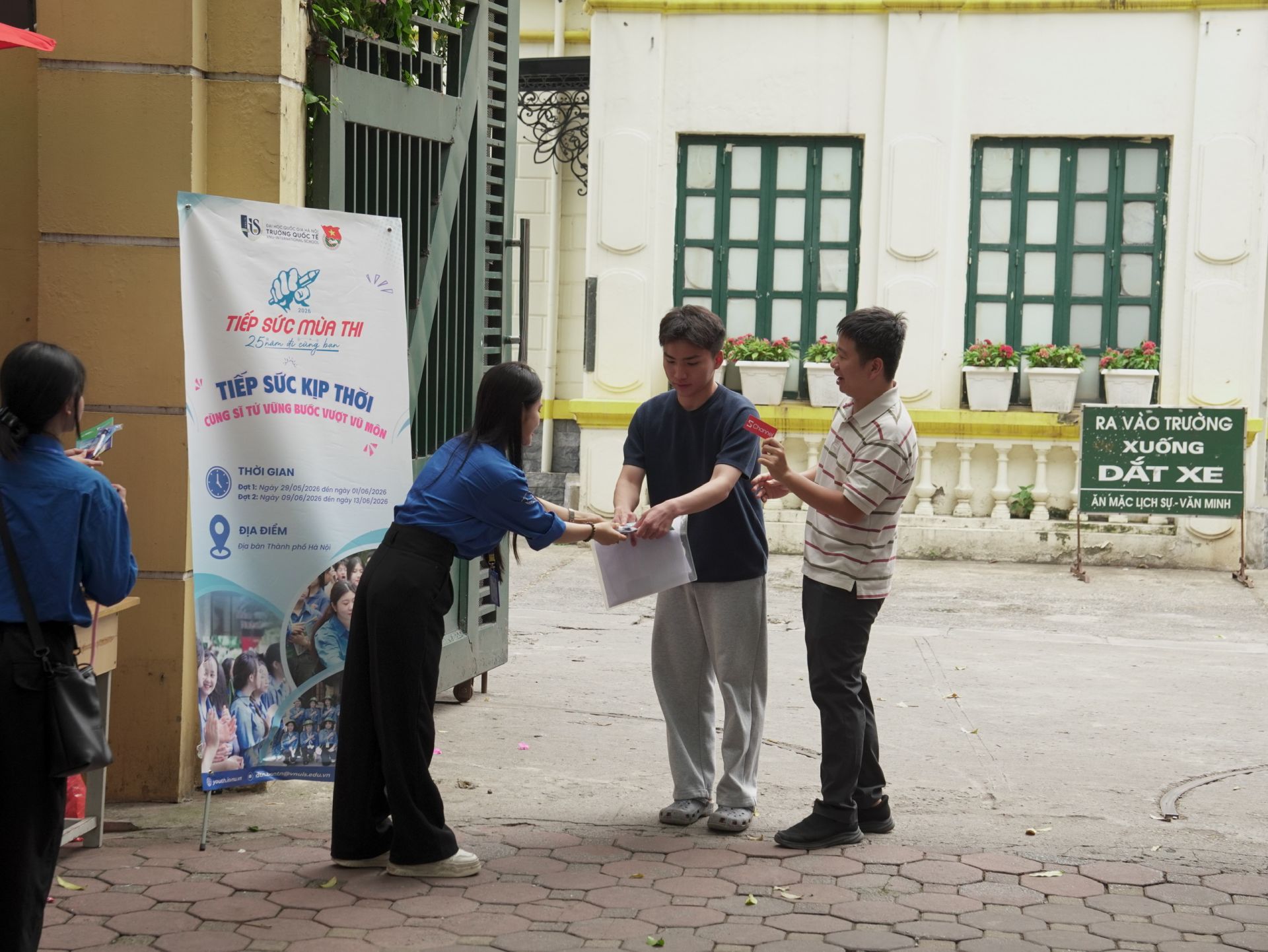 C&aacute;c t&igrave;nh nguyện vi&ecirc;n tiếp sức m&ugrave;a thi đ&oacute;n v&agrave; hỗ trợ th&iacute; sinh sau khi ho&agrave;n th&agrave;nh m&ocirc;n thi Ngữ văn.