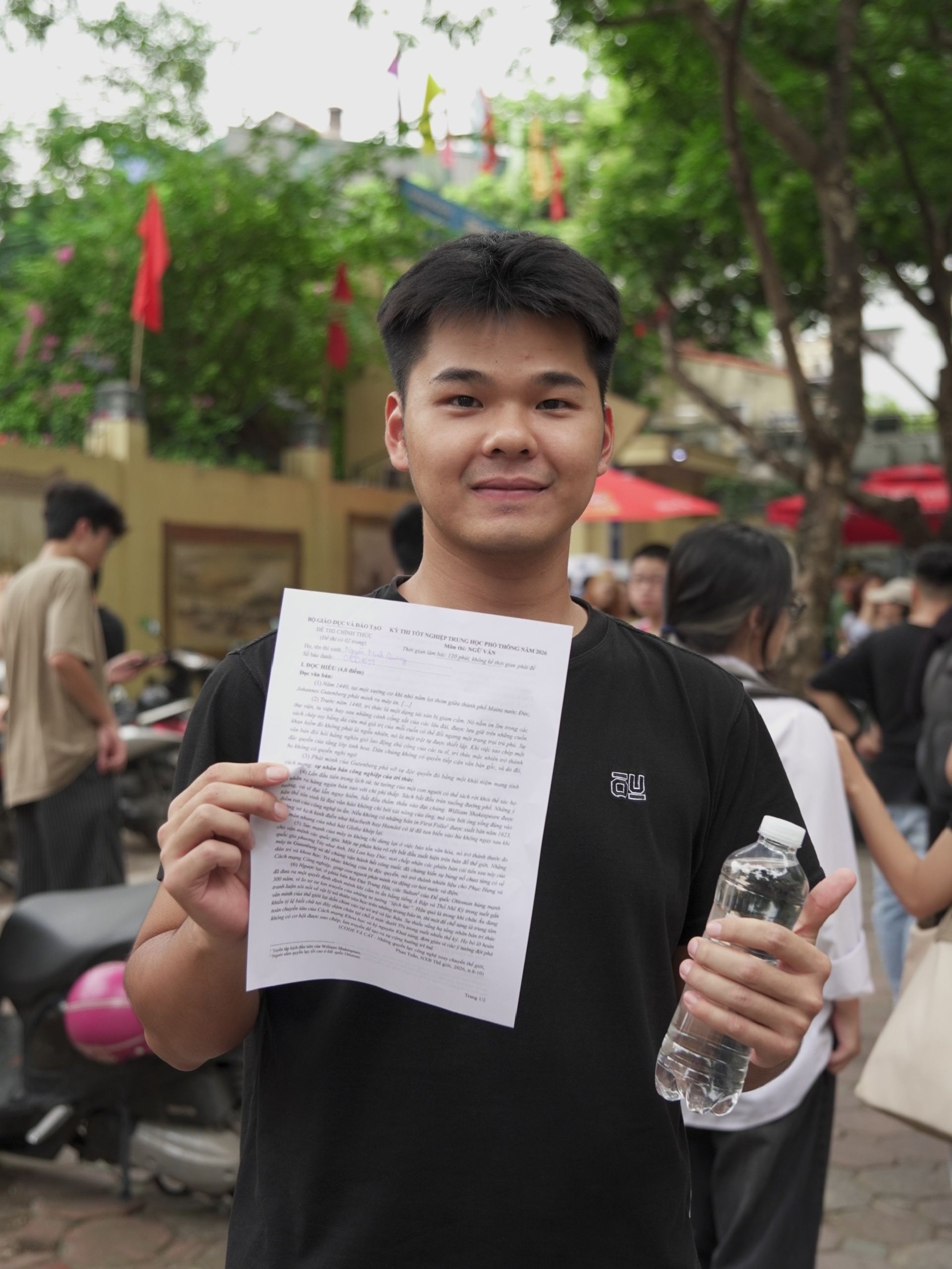 Th&iacute; sinh tự do Nguyễn Minh Quang (sinh năm 2002) trao đổi sau khi ho&agrave;n th&agrave;nh b&agrave;i thi m&ocirc;n Ngữ văn tại kỳ thi tốt nghiệp THPT năm 2026.