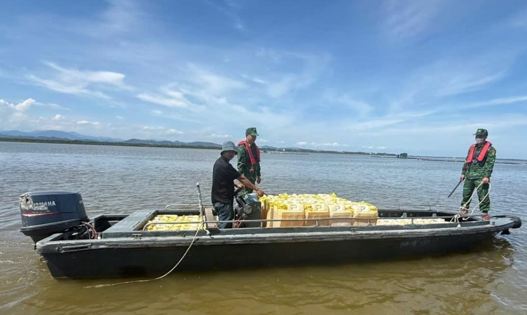 Bộ đội Biên phòng Quảng Ninh: Phát hiện xuồng máy chở gần 2.000 lít xăng không rõ nguồn gốc