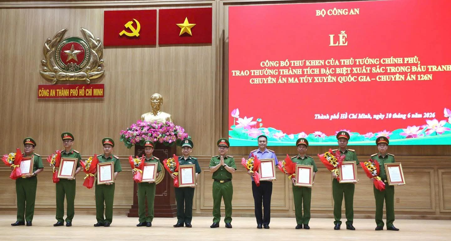 Khen thưởng các lực lượng triệt phá đường dây ma túy xuyên quốc gia, bắt giữ hơn 400 đối tượng