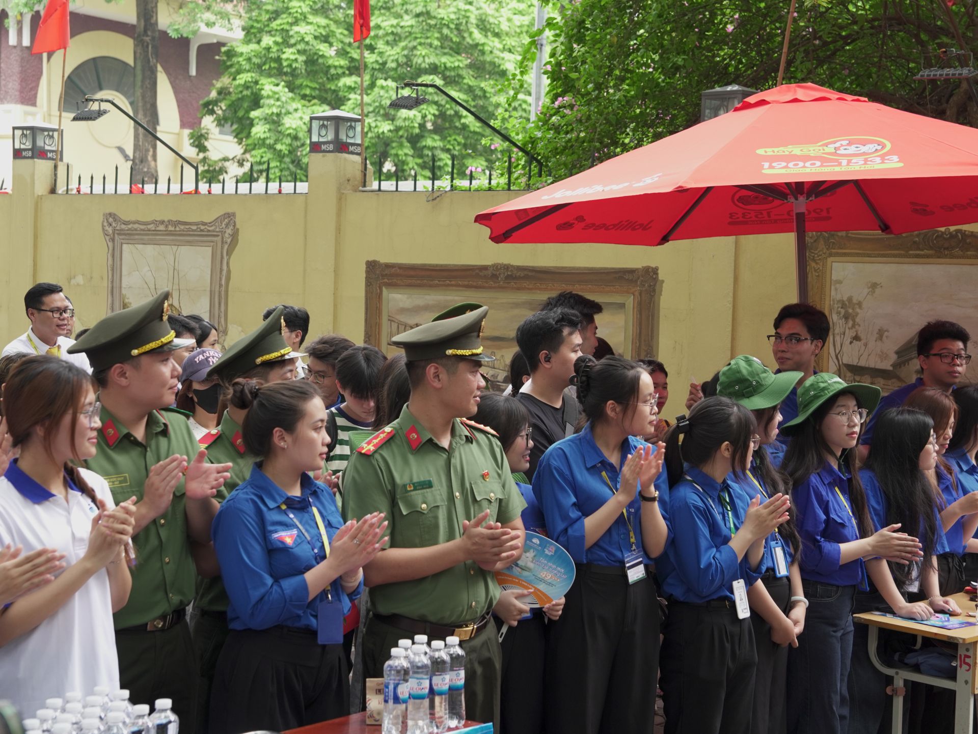 M&agrave;u &aacute;o xanh t&igrave;nh nguyện c&ugrave;ng c&aacute;c lực lượng hỗ trợ đ&atilde; g&oacute;p phần tạo n&ecirc;n bầu kh&ocirc;ng kh&iacute; ấm &aacute;p tại điểm thi, tiếp th&ecirc;m động lực cho th&iacute; sinh bằng những lời động vi&ecirc;n, tr&agrave;ng ph&aacute;o tay cổ vũ v&agrave; những chai nước trao tận tay sau giờ thi. Ảnh: Văn To&agrave;n