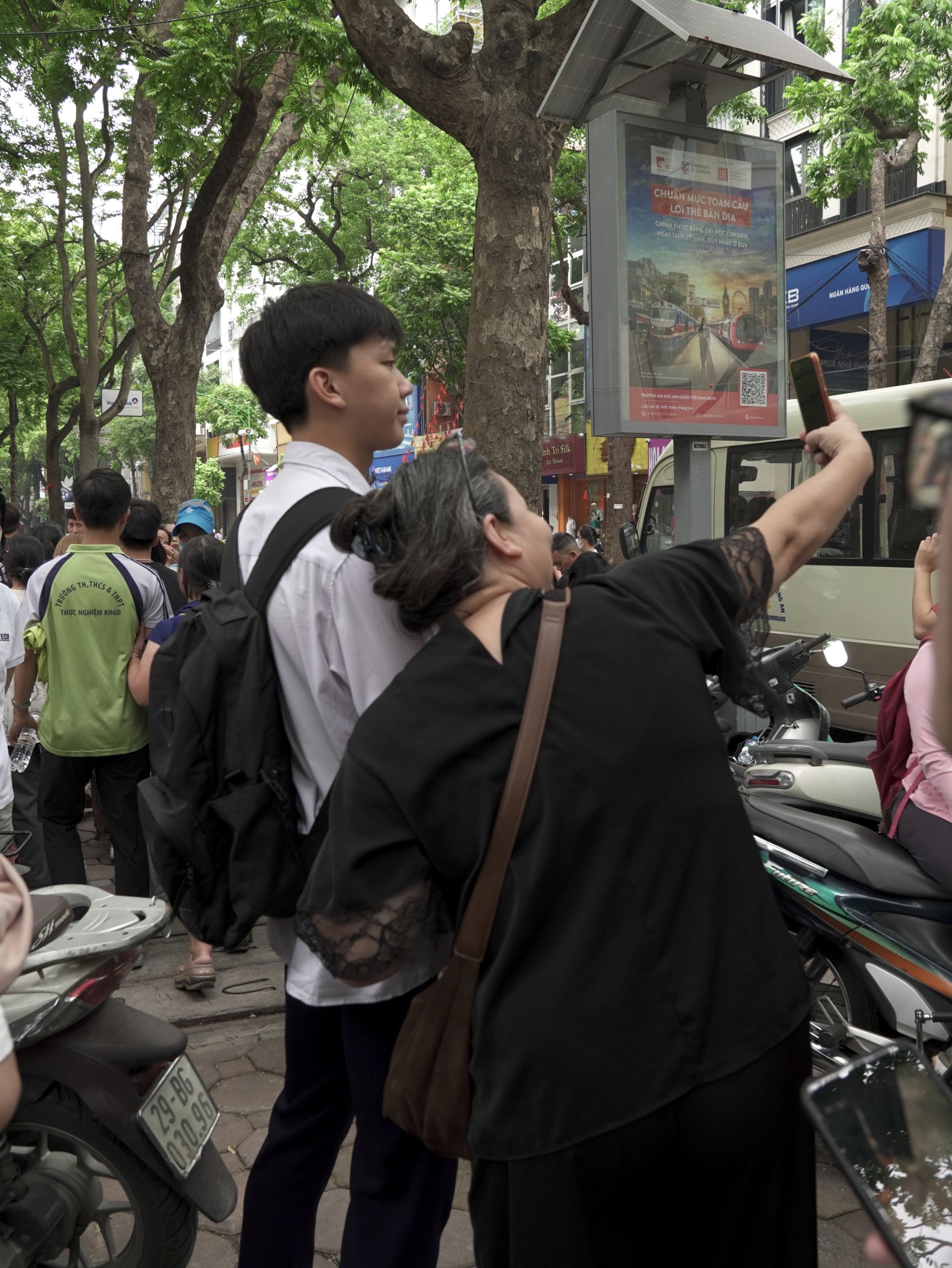 Nhiều phụ huynh  tranh thủ lưu lại những khoảnh khắc đ&aacute;ng nhớ ngay sau giờ thi. Ảnh: Văn To&agrave;n