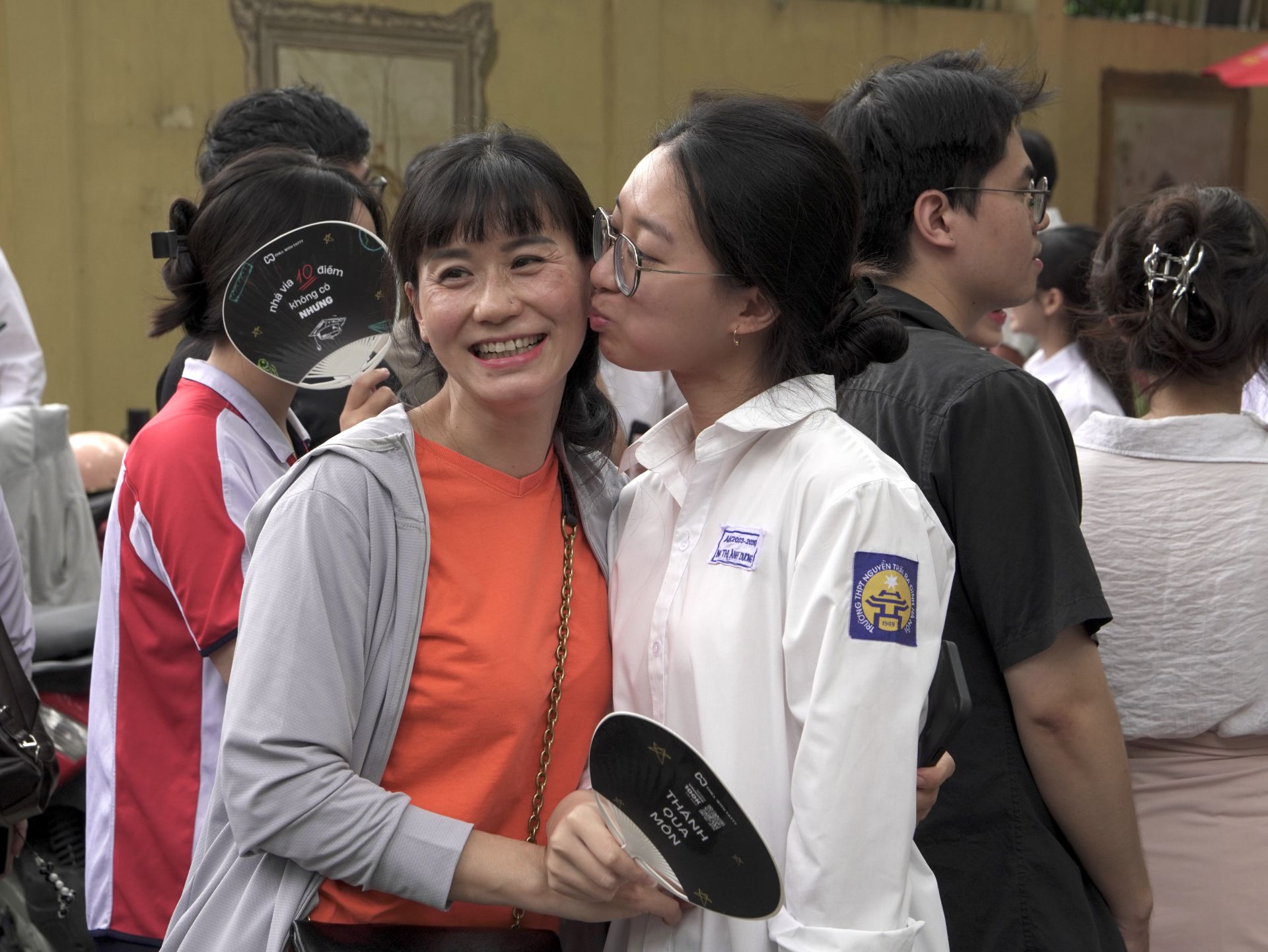 Niềm vui của th&iacute; sinh cũng l&agrave; niềm hạnh ph&uacute;c của những người đ&atilde; hồi hộp chờ đợi suốt buổi s&aacute;ng. Ảnh: Văn To&agrave;n