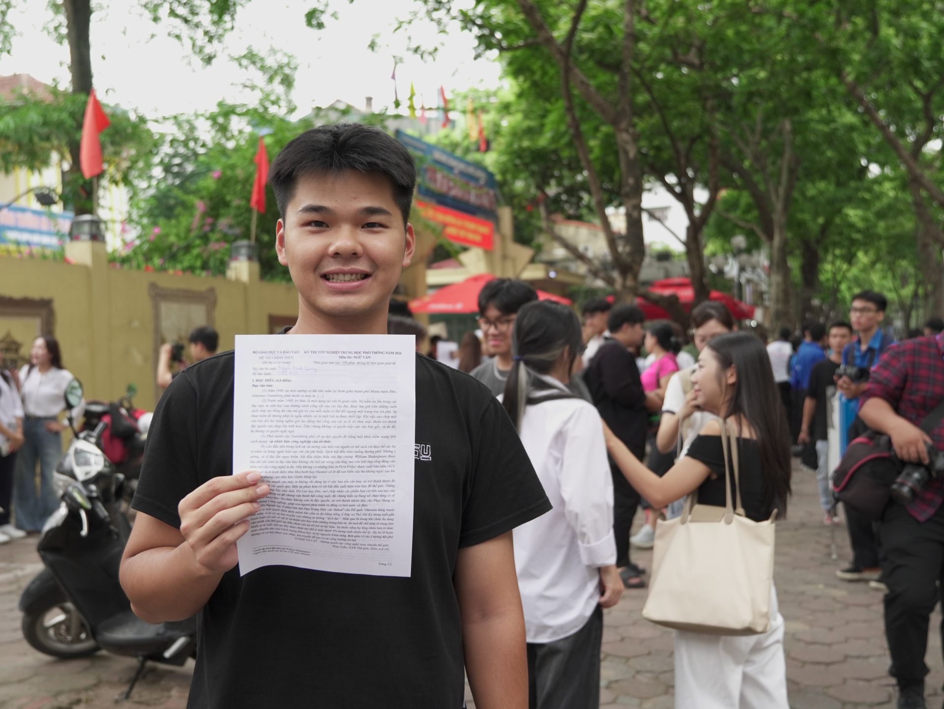 Nụ cười rạng rỡ của nam sinh sau khi ho&agrave;n th&agrave;nh b&agrave;i thi Ngữ văn. Nhiều th&iacute; sinh đ&aacute;nh gi&aacute; đề thi năm nay vừa sức, gi&uacute;p c&aacute;c em tự tin hơn khi bước ra khỏi ph&ograve;ng thi. Ảnh: Văn To&agrave;n