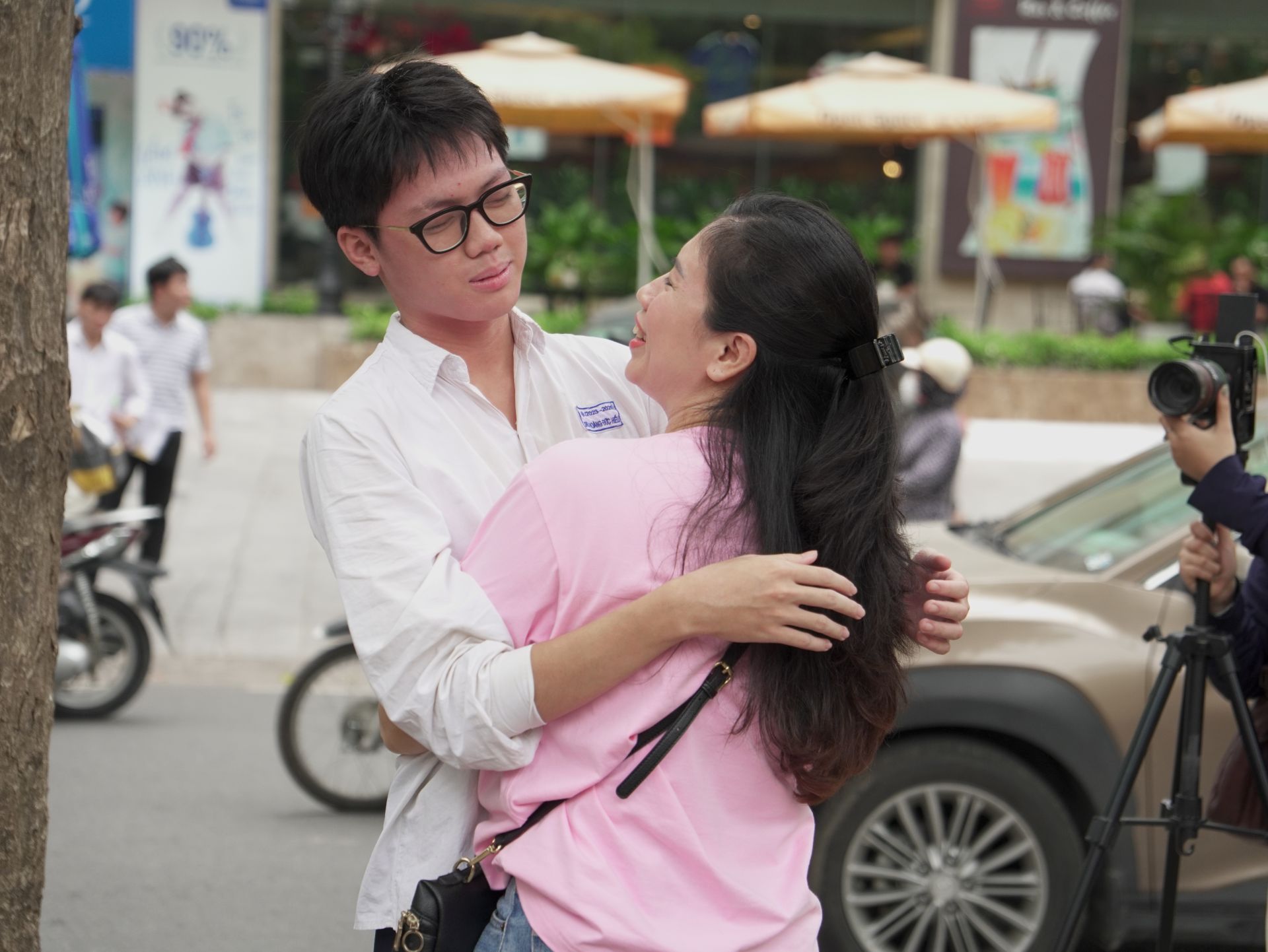 Nước mắt, nụ cười và những cái ôm sau giờ thi Ngữ văn