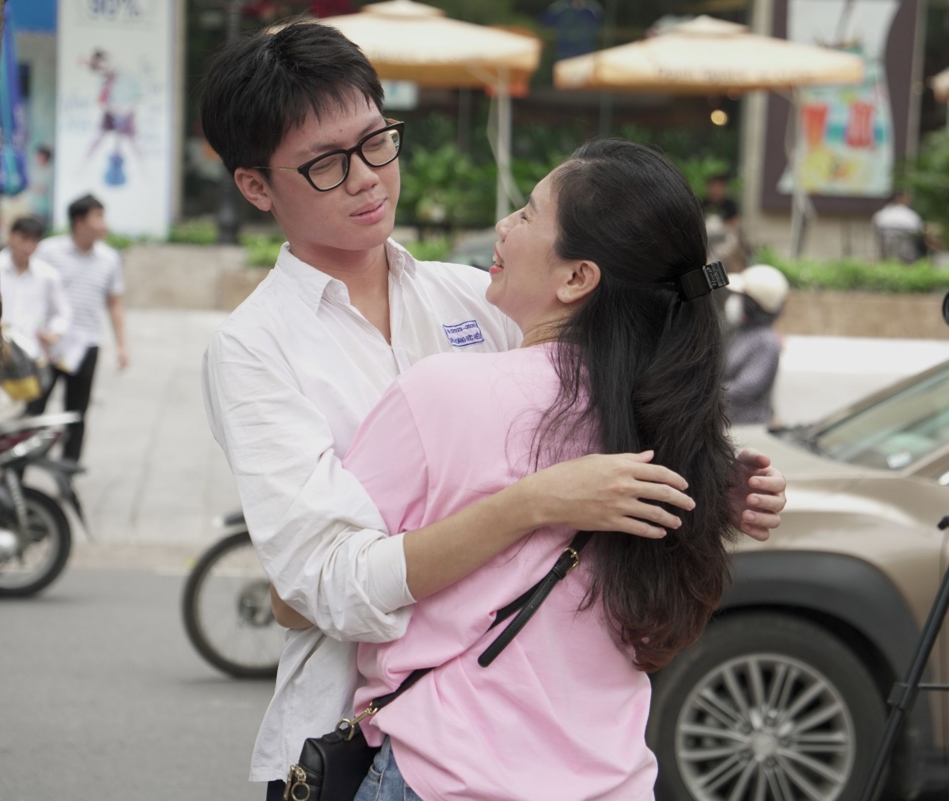 Đ&uacute;ng 9 giờ 35 ph&uacute;t s&aacute;ng 11/6, c&aacute;c th&iacute; sinh ho&agrave;n th&agrave;nh b&agrave;i thi Ngữ văn &ndash; m&ocirc;n thi đầu ti&ecirc;n của Kỳ thi tốt nghiệp THPT năm 2026 tại điểm thi Trường THPT Phan Đ&igrave;nh Ph&ugrave;ng (phường Ba Đ&igrave;nh, H&agrave; Nội). Ảnh: Văn To&agrave;n