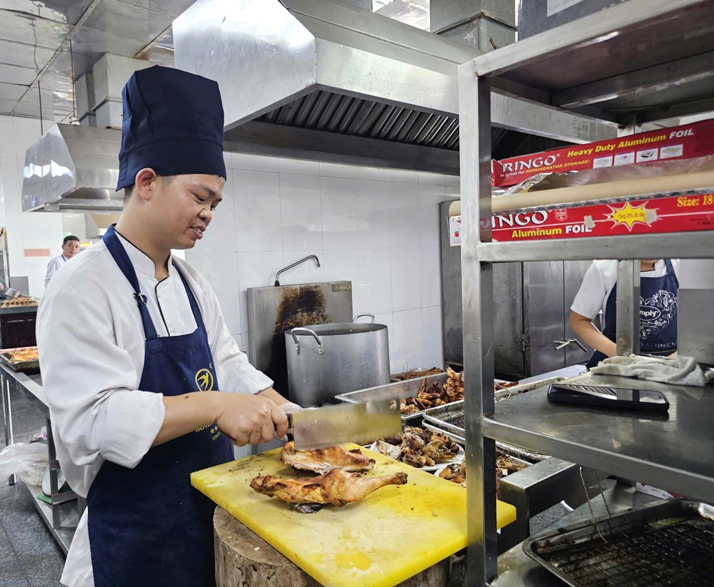 Kiểm tra đột xuất Khách sạn Hải Âu sau phản ánh đoàn du khách nghi ngộ độc thực phẩm