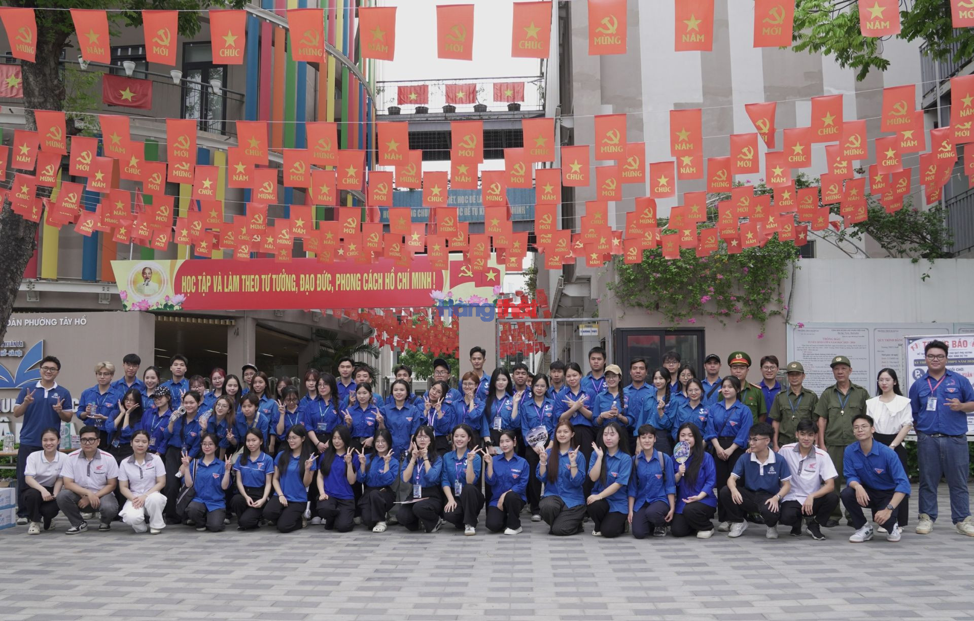 Hơn 129.000 thí sinh Hà Nội bước vào kỳ thi tốt nghiệp THPT 2026, phụ huynh thấp thỏm chờ con ngoài cổng trường