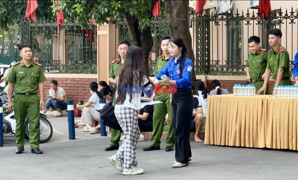 Lực lượng c&ocirc;ng an, t&igrave;nh nguyện vi&ecirc;n c&oacute; mặt từ s&aacute;ng sớm tại điểm thi Trường THCS Xu&acirc;n La để ph&acirc;n luồng giao th&ocirc;ng, bảo đảm an ninh v&agrave; hỗ trợ th&iacute; sinh trước giờ l&agrave;m b&agrave;i.
