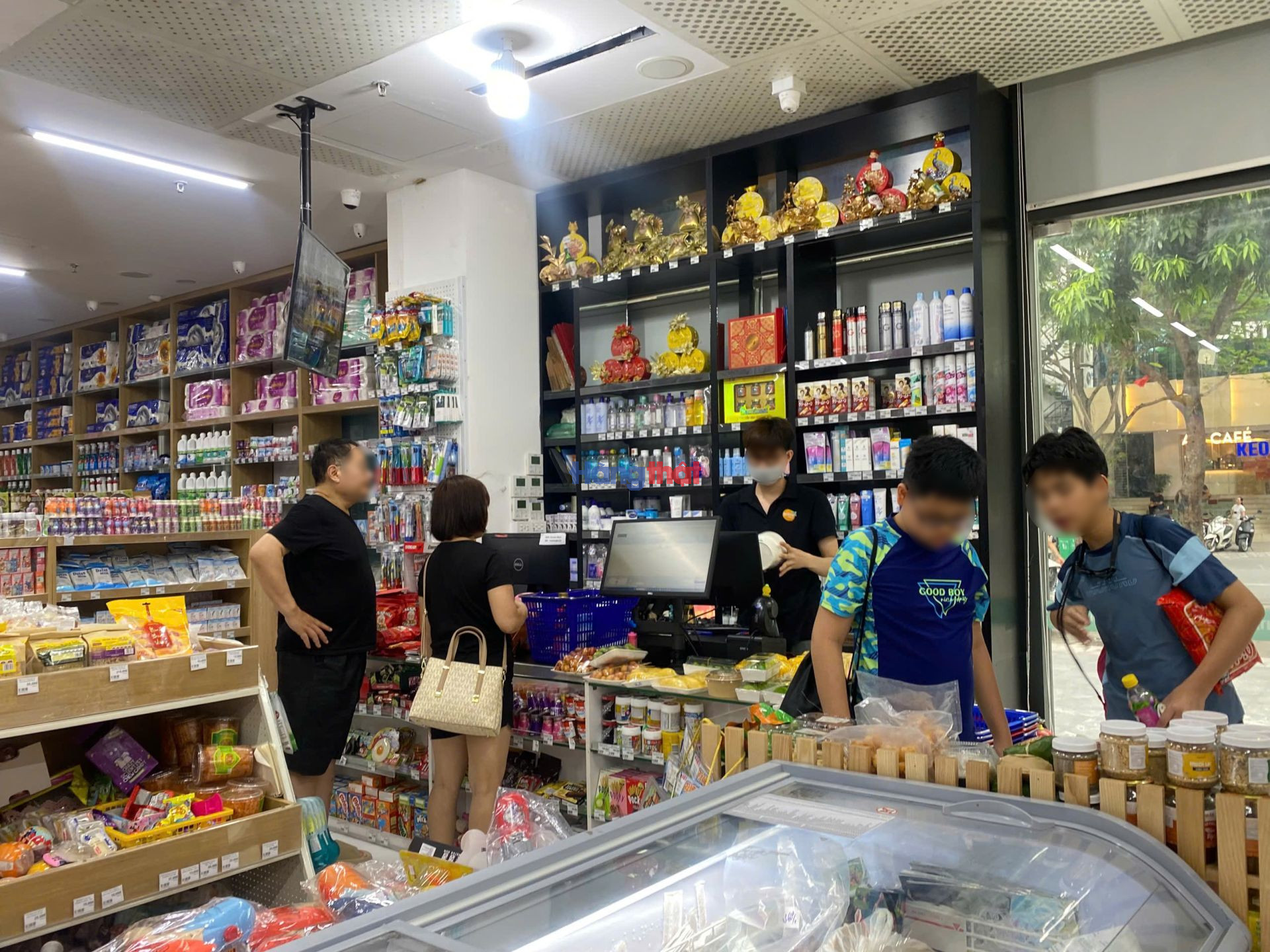 Kh&aacute;ch h&agrave;ng mua sắm tại hệ thống si&ecirc;u thị Tomita Mart v&agrave;o thời điểm ph&oacute;ng vi&ecirc;n khảo s&aacute;t