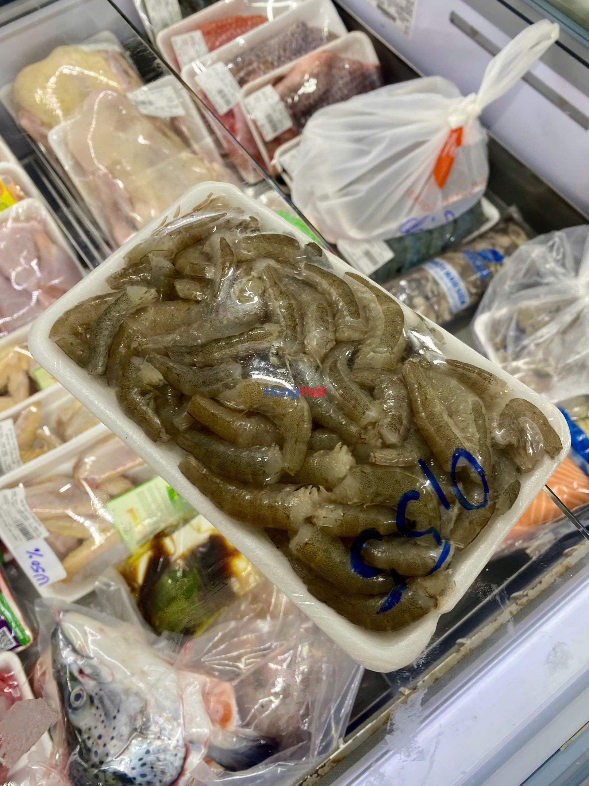 Ghi nhận tại cơ sở Tomita Mart Kh&uacute;c Thừa Dụ, sản phẩm t&ocirc;m được bọc m&agrave;ng bọc thực phẩm với khối lượng ghi bằng tay, kh&ocirc;ng c&oacute; th&ocirc;ng tin về đơn vị sản xuất, nh&agrave; ph&acirc;n phối, nguồn gốc xuất xứ, ng&agrave;y đ&oacute;ng g&oacute;i hoặc hạn sử dụng.