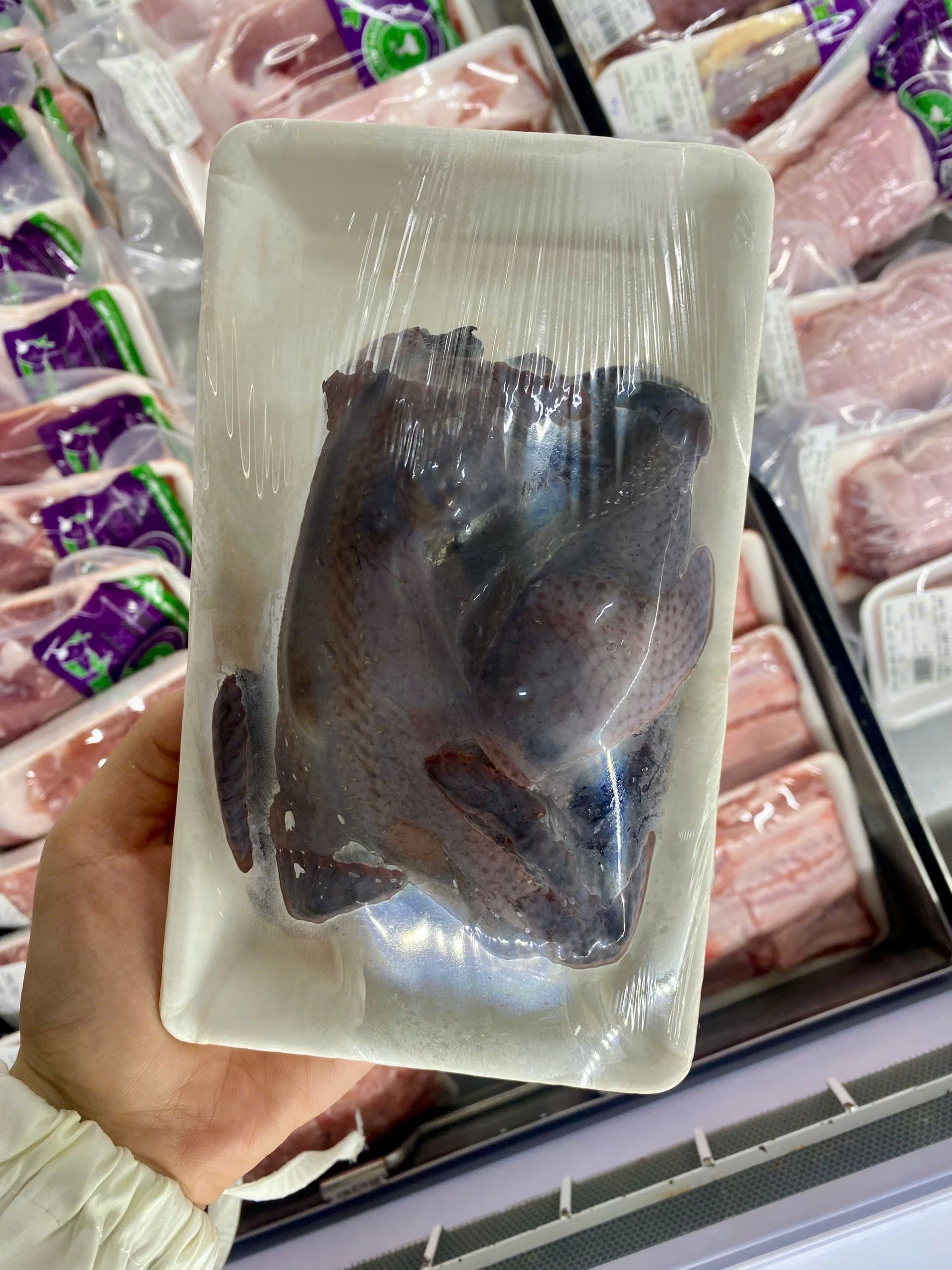 Tại cơ sở Tomita Mart Kh&uacute;c Thừa Dụ, ghi nhận t&ocirc;m được bọc bằng m&agrave;ng mọc thực phẩm, khối lượng được viết tay tr&ecirc;n m&agrave;ng bọc thực phẩm, kh&ocirc;ng c&oacute; th&ocirc;ng tin đơn vị sản xuất, nh&agrave; ph&acirc;n phối, nguồn gốc xuất xứ, ng&agrave;y đ&oacute;ng g&oacute;i v&agrave; hạn sử dụng