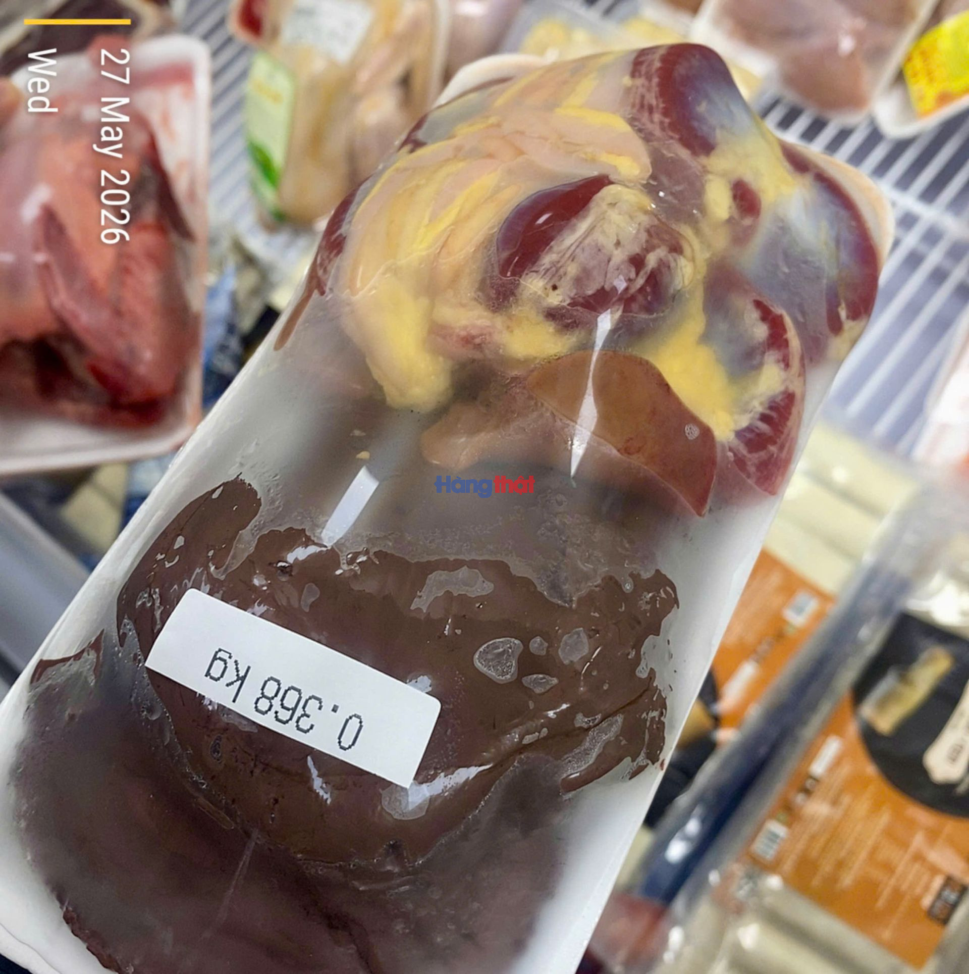 Tại cơ sở Tomita Mart Ciputra, sản phẩm huyết v&agrave; mề g&agrave; được b&agrave;y b&aacute;n nhưng chỉ c&oacute; nh&atilde;n ghi khối lượng, thiếu c&aacute;c th&ocirc;ng tin về đơn vị sản xuất, nh&agrave; ph&acirc;n phối, nguồn gốc xuất xứ, ng&agrave;y đ&oacute;ng g&oacute;i v&agrave; hạn sử dụng