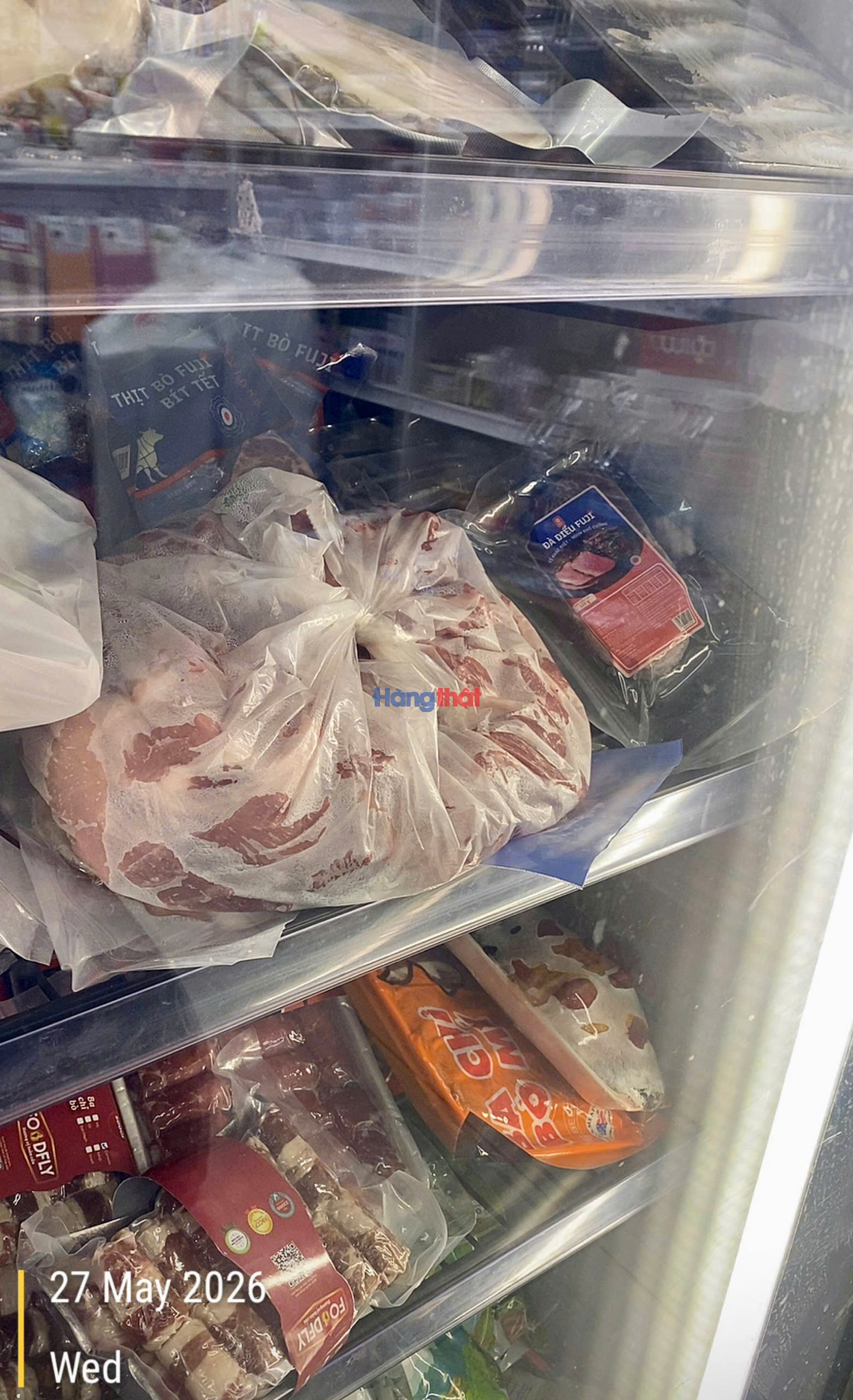 Tại tủ thực phẩm đ&ocirc;ng lạnh của cơ sở Tomita Mart Ciputra, ph&oacute;ng vi&ecirc;n ghi nhận một t&uacute;i nilon chứa thịt được bảo quản nhưng kh&ocirc;ng thể hiện c&aacute;c th&ocirc;ng tin nhận diện như t&ecirc;n h&agrave;ng h&oacute;a, nguồn gốc xuất xứ v&agrave; thời hạn sử dụng