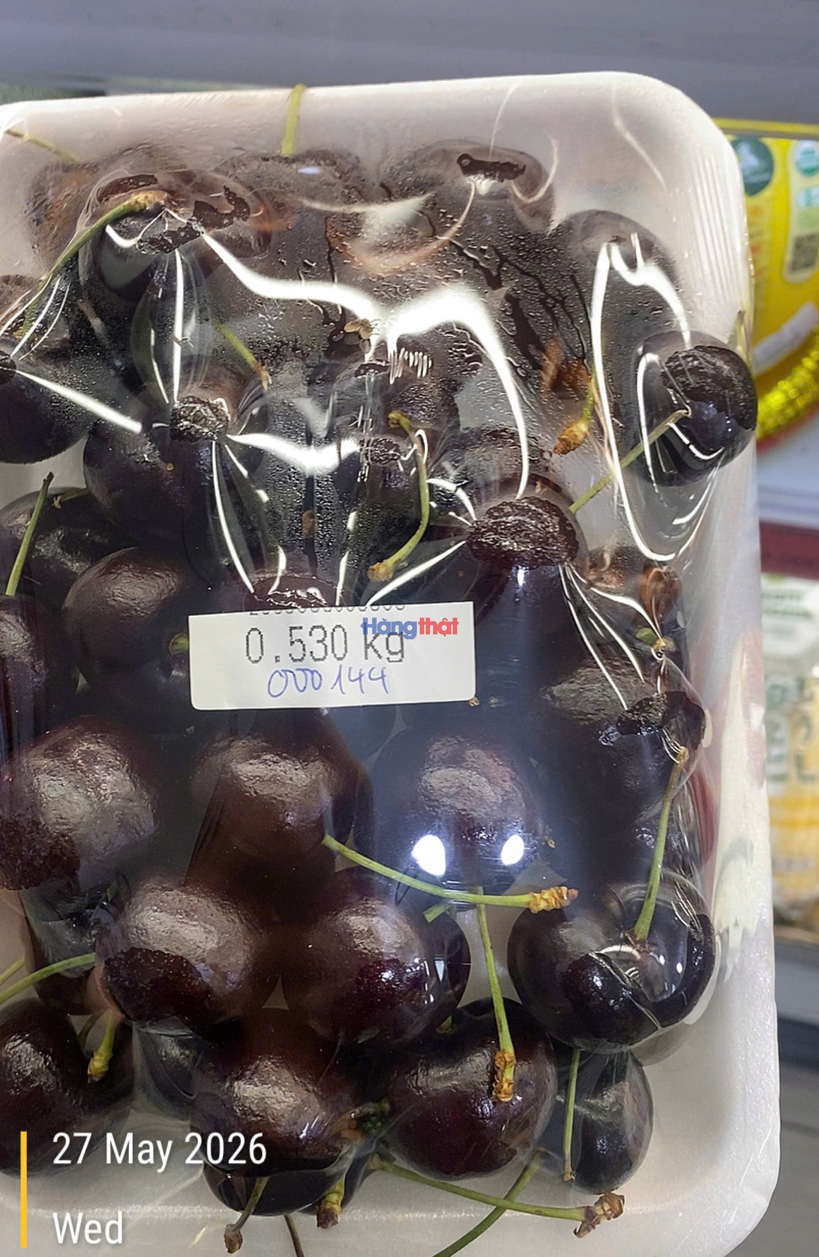 Ghi nhận tại cơ sở Tomita Mart Ciputra, sản phẩm cherry được bọc m&agrave;ng bọc thực phẩm v&agrave; chỉ c&oacute; nh&atilde;n thể hiện khối lượng, kh&ocirc;ng ghi th&ocirc;ng tin về đơn vị sản xuất, nh&agrave; ph&acirc;n phối, nguồn gốc xuất xứ, ng&agrave;y đ&oacute;ng g&oacute;i hoặc hạn sử dụng.