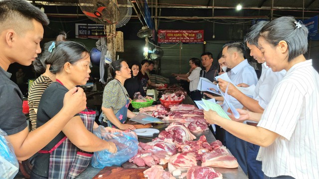 Kiểm tra tại chợ Ph&ugrave;ng Khoang, phường Đại Mỗ. Ảnh: &Aacute;nh Dương