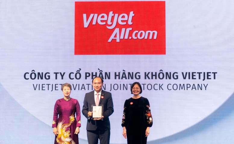 Ph&oacute; Tổng gi&aacute;m đốc Thường trực Vietjet T&ocirc; Việt Thắng (giữa) đại diện h&atilde;ng nhận giải thưởng Doanh nghiệp ph&aacute;t triển bền vững ti&ecirc;u biểu