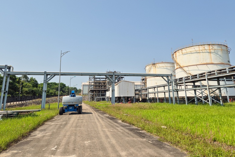Khu vực chứa sản phẩm ethanol tại Nh&agrave; m&aacute;y Nhi&ecirc;n liệu sinh học Dung Quất v&agrave; đường ống dẫn sản phẩm kết nối với NMLD Dung Quất